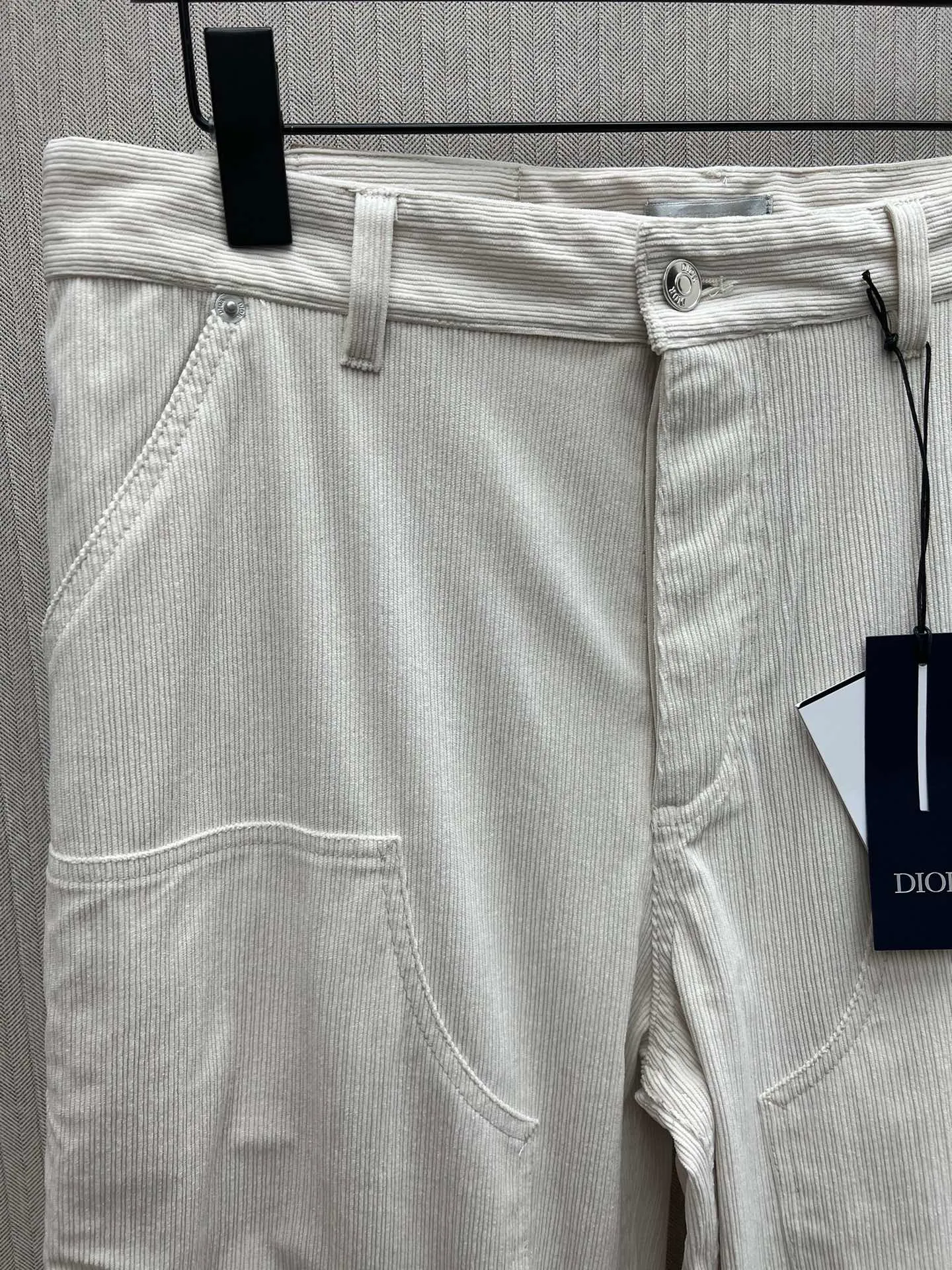 🅿️460 Dior 25ss new work jeans are a new product of the 2025 winter men's wear series. They are decorated with the Dior Love logo inspired by the Dior archives, paying tribute to Dior's heritage. Carefully crafted from off-white cotton corduroy, it features a five-pocket cut and a Dior Love leather label on the back, reinterpreting workwear style with a casual silhouette. Wear with the matching jacket shirt for a sophisticated look. Number of yards: 46.48.50.52.