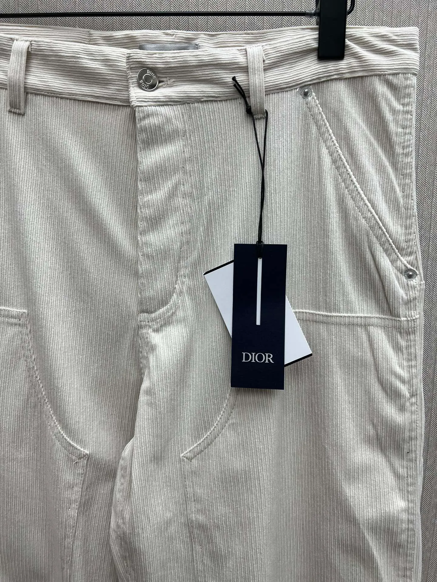 🅿️460 Dior 25ss new work jeans are a new product of the 2025 winter men's wear series. They are decorated with the Dior Love logo inspired by the Dior archives, paying tribute to Dior's heritage. Carefully crafted from off-white cotton corduroy, it features a five-pocket cut and a Dior Love leather label on the back, reinterpreting workwear style with a casual silhouette. Wear with the matching jacket shirt for a sophisticated look. Number of yards: 46.48.50.52.