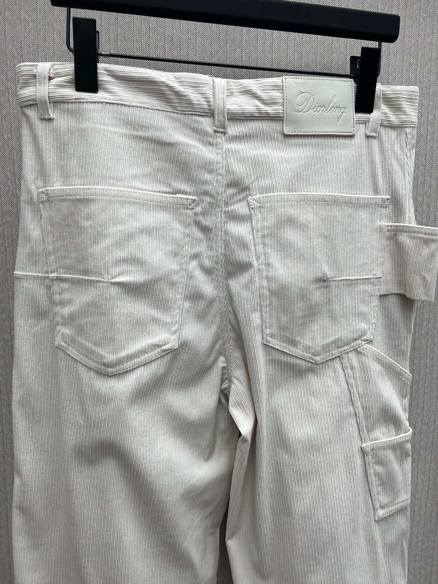 🅿️460 Dior 25ss new work jeans are a new product of the 2025 winter men's wear series. They are decorated with the Dior Love logo inspired by the Dior archives, paying tribute to Dior's heritage. Carefully crafted from off-white cotton corduroy, it features a five-pocket cut and a Dior Love leather label on the back, reinterpreting workwear style with a casual silhouette. Wear with the matching jacket shirt for a sophisticated look. Number of yards: 46.48.50.52.