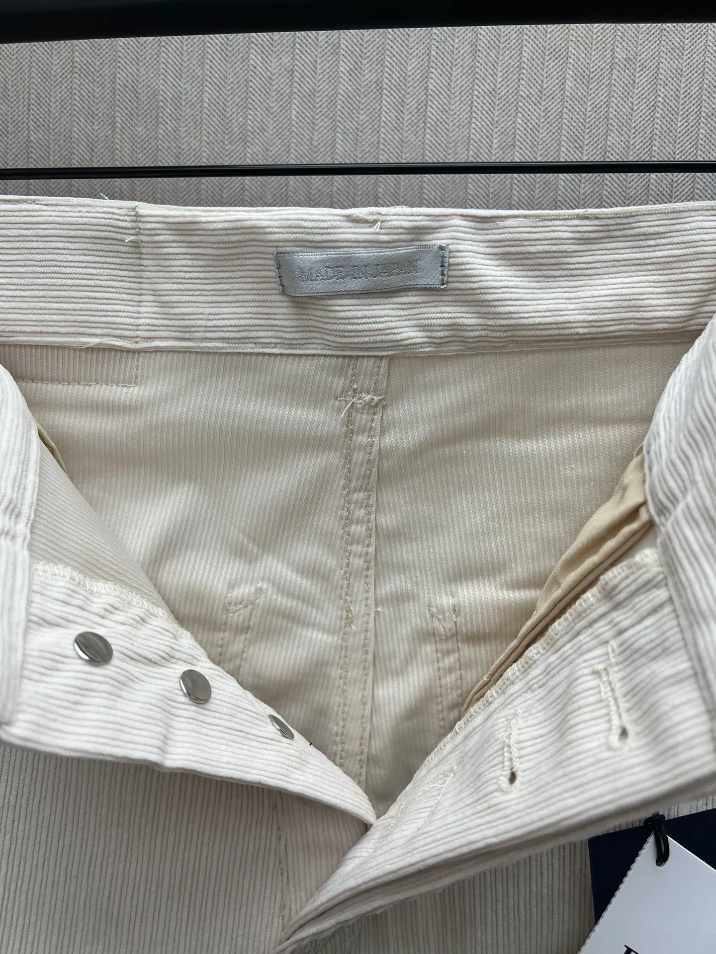 🅿️460 Dior 25ss new work jeans are a new product of the 2025 winter men's wear series. They are decorated with the Dior Love logo inspired by the Dior archives, paying tribute to Dior's heritage. Carefully crafted from off-white cotton corduroy, it features a five-pocket cut and a Dior Love leather label on the back, reinterpreting workwear style with a casual silhouette. Wear with the matching jacket shirt for a sophisticated look. Number of yards: 46.48.50.52.