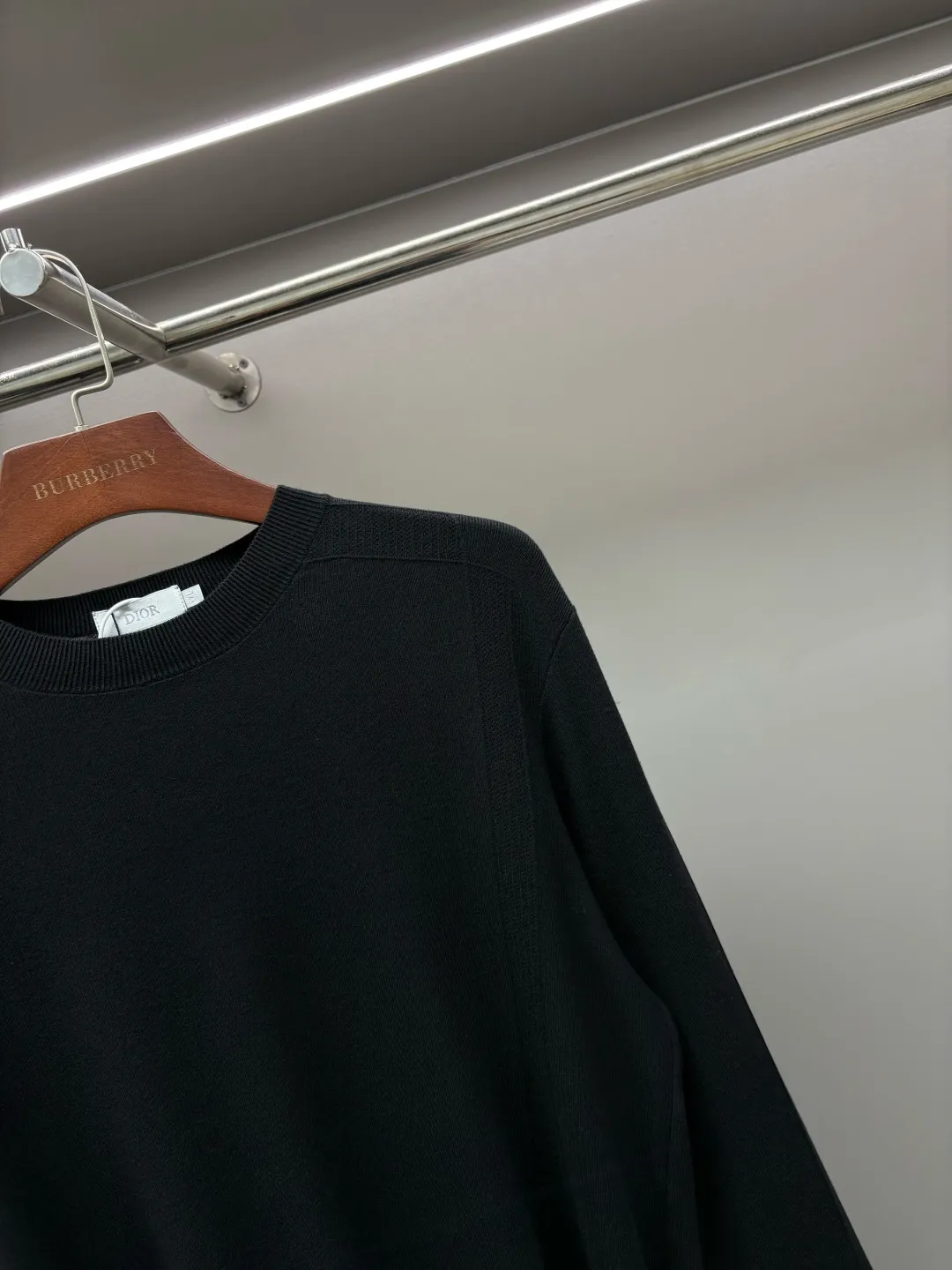 🅿️320 DIOR Dior's new little bee sweater. Original fabric. Official same style. Weaved with customized natural medium-thick imported wool yarn, very comfortable and smooth to the touch. Very wide and stylish. Produced by a first-line brand factory. Woven by imported machines. It is very soft and skin-friendly to wear. It will not deform after long-term wear. The latest autumn and winter style. Fashionable and personalized. Super versatile and good-looking. Very suitable for both men and women. A must-have for everyone. Color: black, sapphire blue, green Caramel Color Size: L-4XL