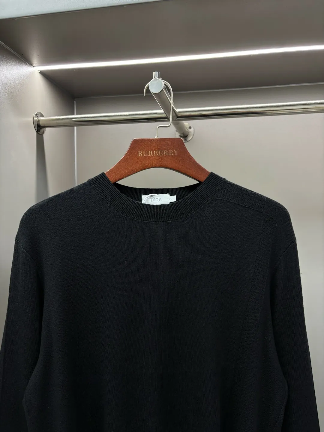 🅿️320 DIOR Dior's new little bee sweater. Original fabric. Official same style. Weaved with customized natural medium-thick imported wool yarn, very comfortable and smooth to the touch. Very wide and stylish. Produced by a first-line brand factory. Woven by imported machines. It is very soft and skin-friendly to wear. It will not deform after long-term wear. The latest autumn and winter style. Fashionable and personalized. Super versatile and good-looking. Very suitable for both men and women. A must-have for everyone. Color: black, sapphire blue, green Caramel Color Size: L-4XL