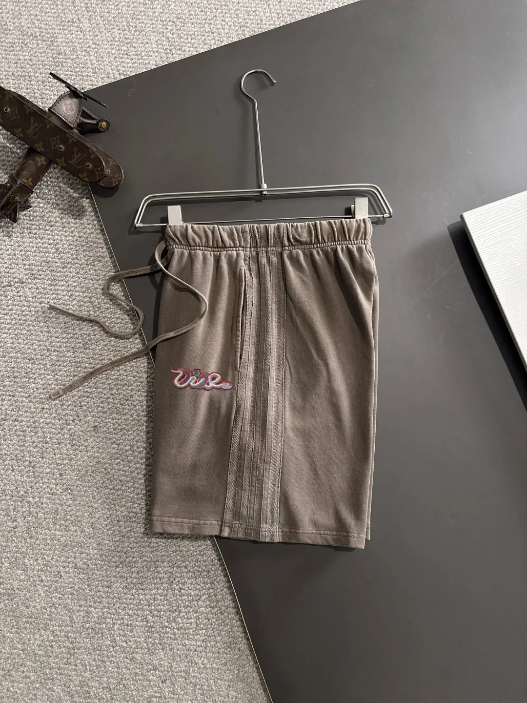 🅿️330 shipped next day, high quality DIOR/Dior 2025 spring and summer new casual solid color loose shorts with elastic band, two needle stitches at the hem of the trousers, fine and firm stitching, custom-made fabrics at the counter with high breathability and comfort, impeccable details, brand element design concept, reflecting high quality. It feels delicate and soft! It presents a casual cut and the upper body shape is great! Size: S-XXL