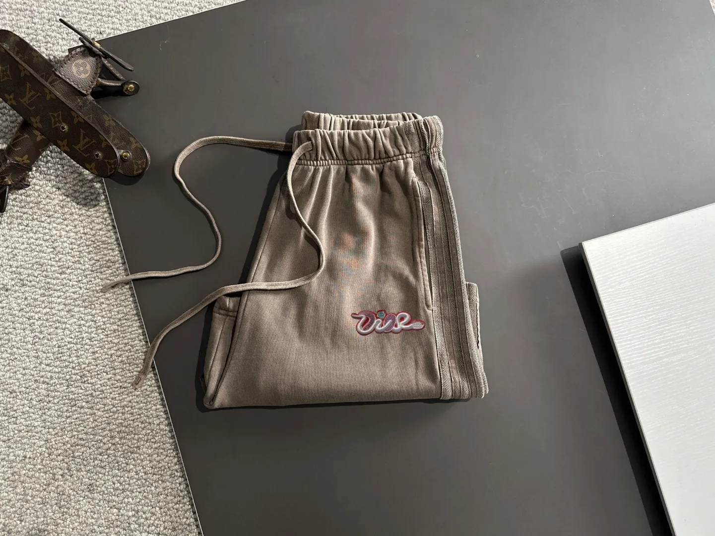 🅿️330 shipped next day, high quality DIOR/Dior 2025 spring and summer new casual solid color loose shorts with elastic band, two needle stitches at the hem of the trousers, fine and firm stitching, custom-made fabrics at the counter with high breathability and comfort, impeccable details, brand element design concept, reflecting high quality. It feels delicate and soft! It presents a casual cut and the upper body shape is great! Size: S-XXL