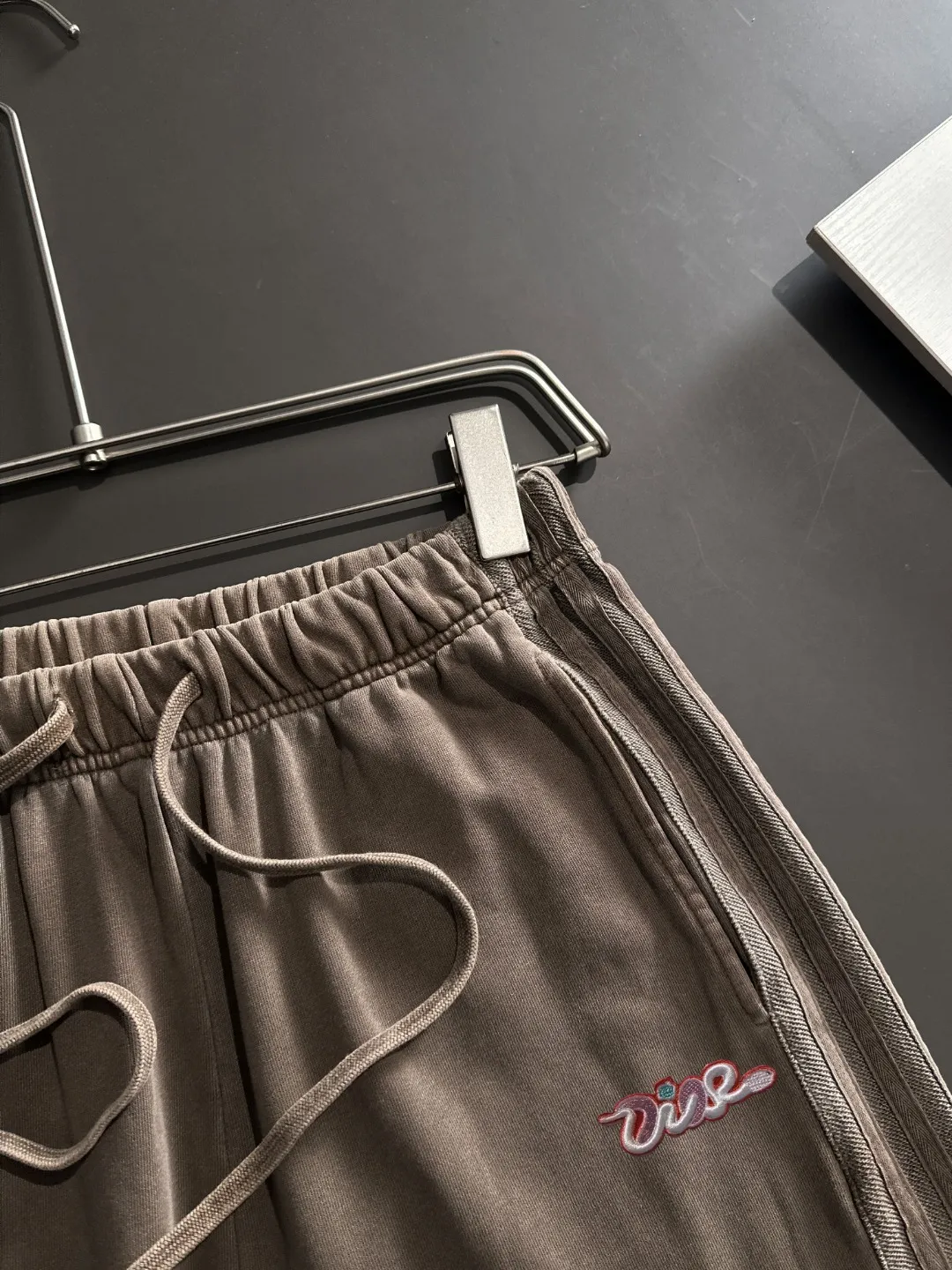 🅿️330 shipped next day, high quality DIOR/Dior 2025 spring and summer new casual solid color loose shorts with elastic band, two needle stitches at the hem of the trousers, fine and firm stitching, custom-made fabrics at the counter with high breathability and comfort, impeccable details, brand element design concept, reflecting high quality. It feels delicate and soft! It presents a casual cut and the upper body shape is great! Size: S-XXL
