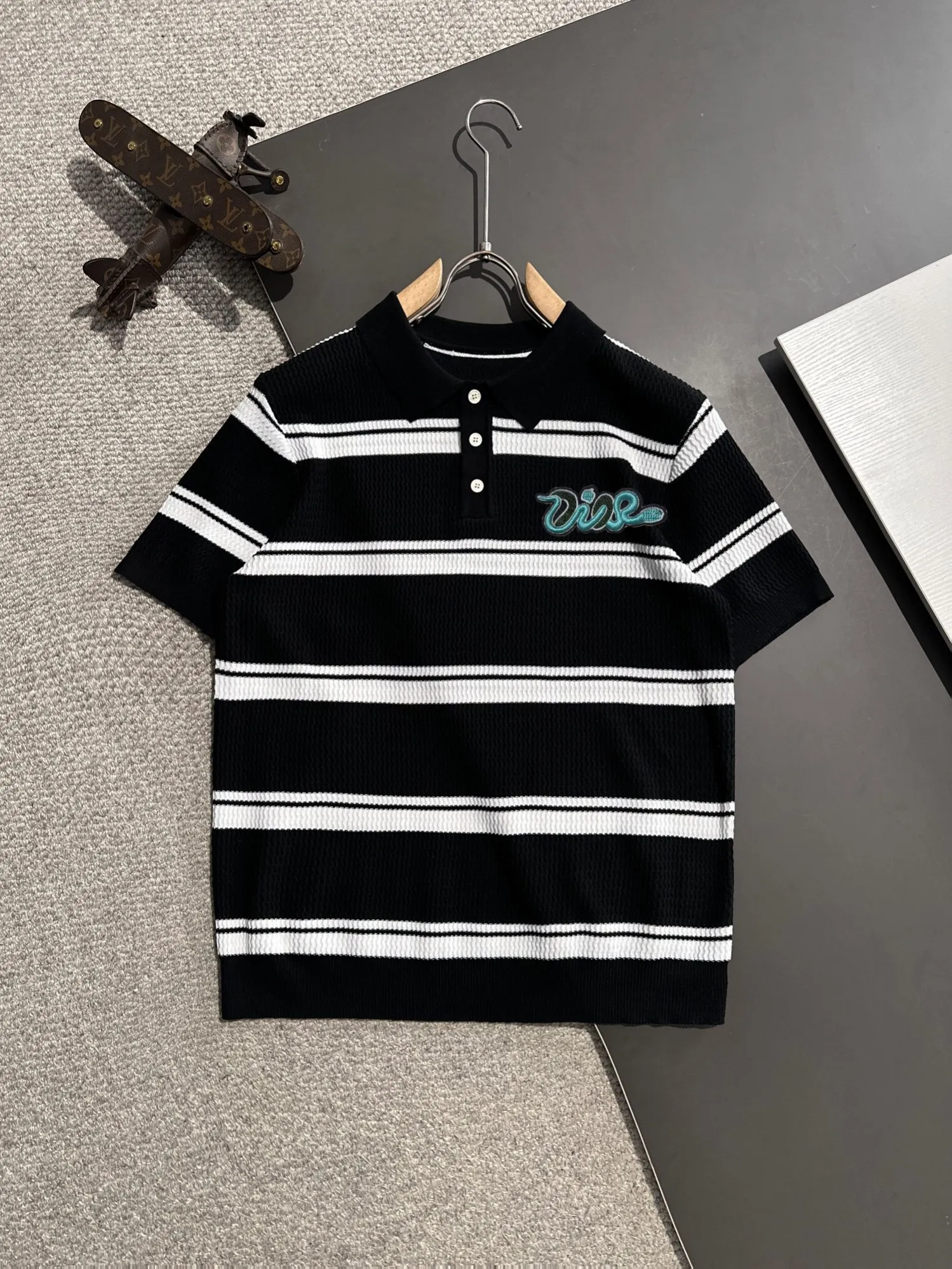 🅿️320 shipped next day, high quality Dior 2025 spring and summer new men's lapel short-sleeved T-shirt. Made of combed cotton yarn knitted cotton fabric, pure cotton high-weight special yarn, it feels full when weighed, and the upper body is more textured than ordinary T-shirts. This texture can cope with the weather easily, suitable for both hot and cold! The pattern on the chest adopts three-dimensional embroidery technology, and is perfectly produced stitch by stitch with reference to the original version! Loose fit design, looks noble. Size: M to XXXL