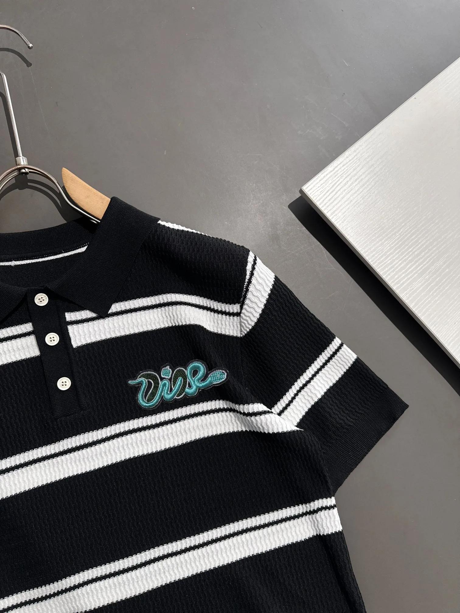 🅿️320 shipped next day, high quality Dior 2025 spring and summer new men's lapel short-sleeved T-shirt. Made of combed cotton yarn knitted cotton fabric, pure cotton high-weight special yarn, it feels full when weighed, and the upper body is more textured than ordinary T-shirts. This texture can cope with the weather easily, suitable for both hot and cold! The pattern on the chest adopts three-dimensional embroidery technology, and is perfectly produced stitch by stitch with reference to the original version! Loose fit design, looks noble. Size: M to XXXL