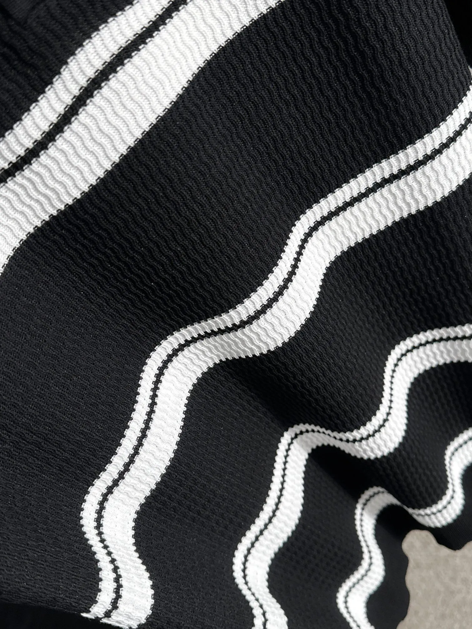 🅿️320 shipped next day, high quality Dior 2025 spring and summer new men's lapel short-sleeved T-shirt. Made of combed cotton yarn knitted cotton fabric, pure cotton high-weight special yarn, it feels full when weighed, and the upper body is more textured than ordinary T-shirts. This texture can cope with the weather easily, suitable for both hot and cold! The pattern on the chest adopts three-dimensional embroidery technology, and is perfectly produced stitch by stitch with reference to the original version! Loose fit design, looks noble. Size: M to XXXL