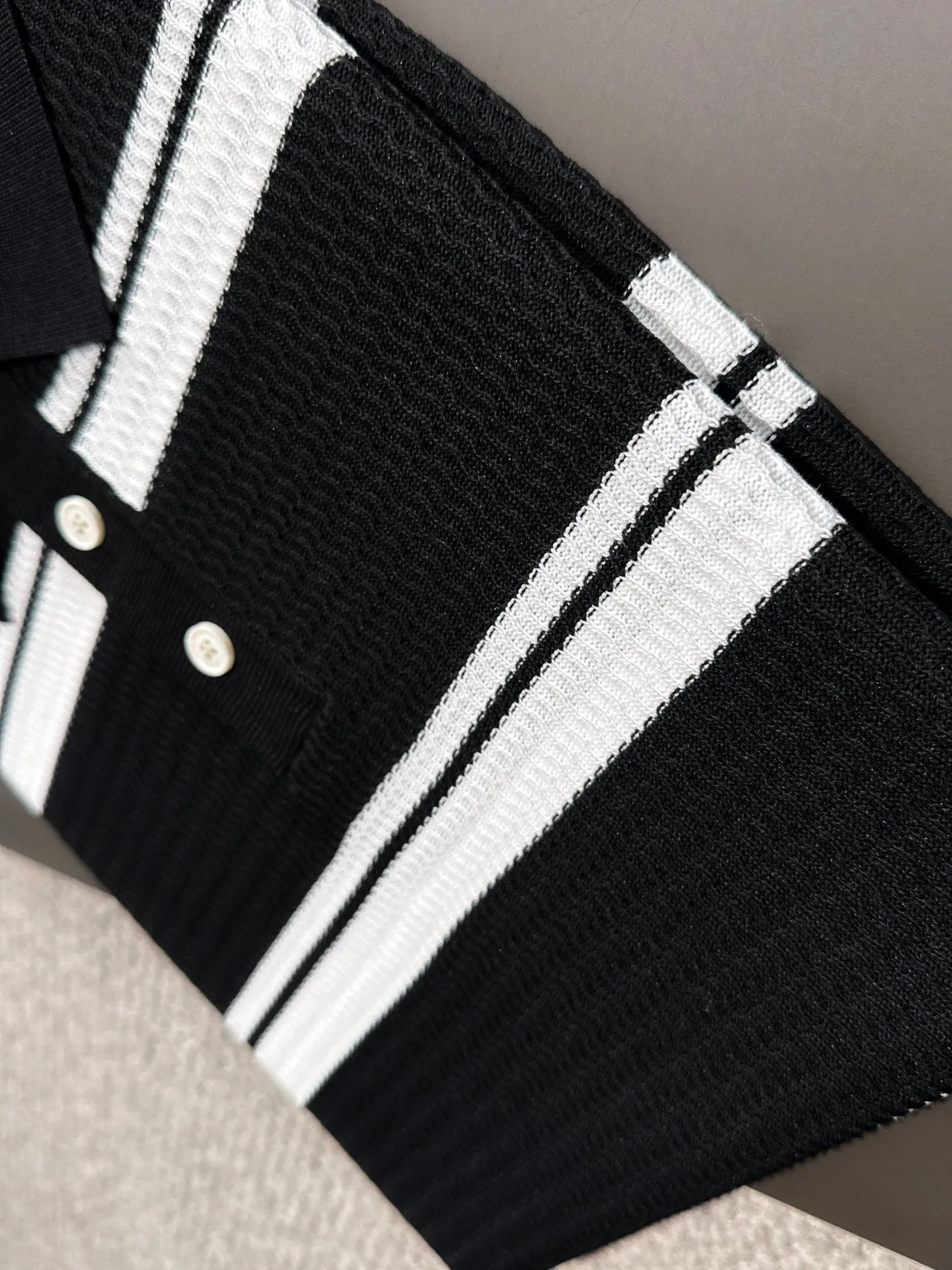 🅿️320 shipped next day, high quality Dior 2025 spring and summer new men's lapel short-sleeved T-shirt. Made of combed cotton yarn knitted cotton fabric, pure cotton high-weight special yarn, it feels full when weighed, and the upper body is more textured than ordinary T-shirts. This texture can cope with the weather easily, suitable for both hot and cold! The pattern on the chest adopts three-dimensional embroidery technology, and is perfectly produced stitch by stitch with reference to the original version! Loose fit design, looks noble. Size: M to XXXL