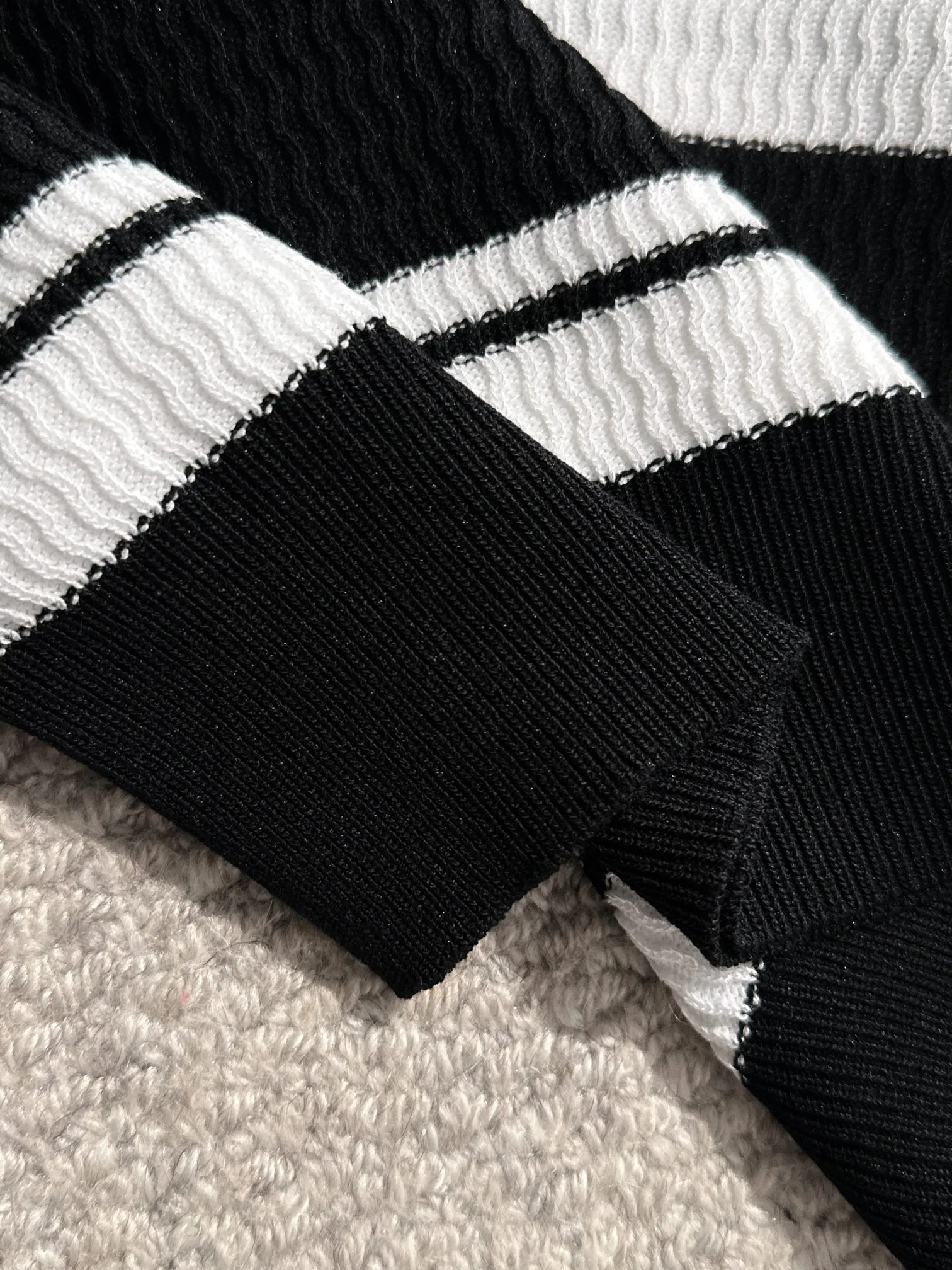 🅿️320 shipped next day, high quality Dior 2025 spring and summer new men's lapel short-sleeved T-shirt. Made of combed cotton yarn knitted cotton fabric, pure cotton high-weight special yarn, it feels full when weighed, and the upper body is more textured than ordinary T-shirts. This texture can cope with the weather easily, suitable for both hot and cold! The pattern on the chest adopts three-dimensional embroidery technology, and is perfectly produced stitch by stitch with reference to the original version! Loose fit design, looks noble. Size: M to XXXL