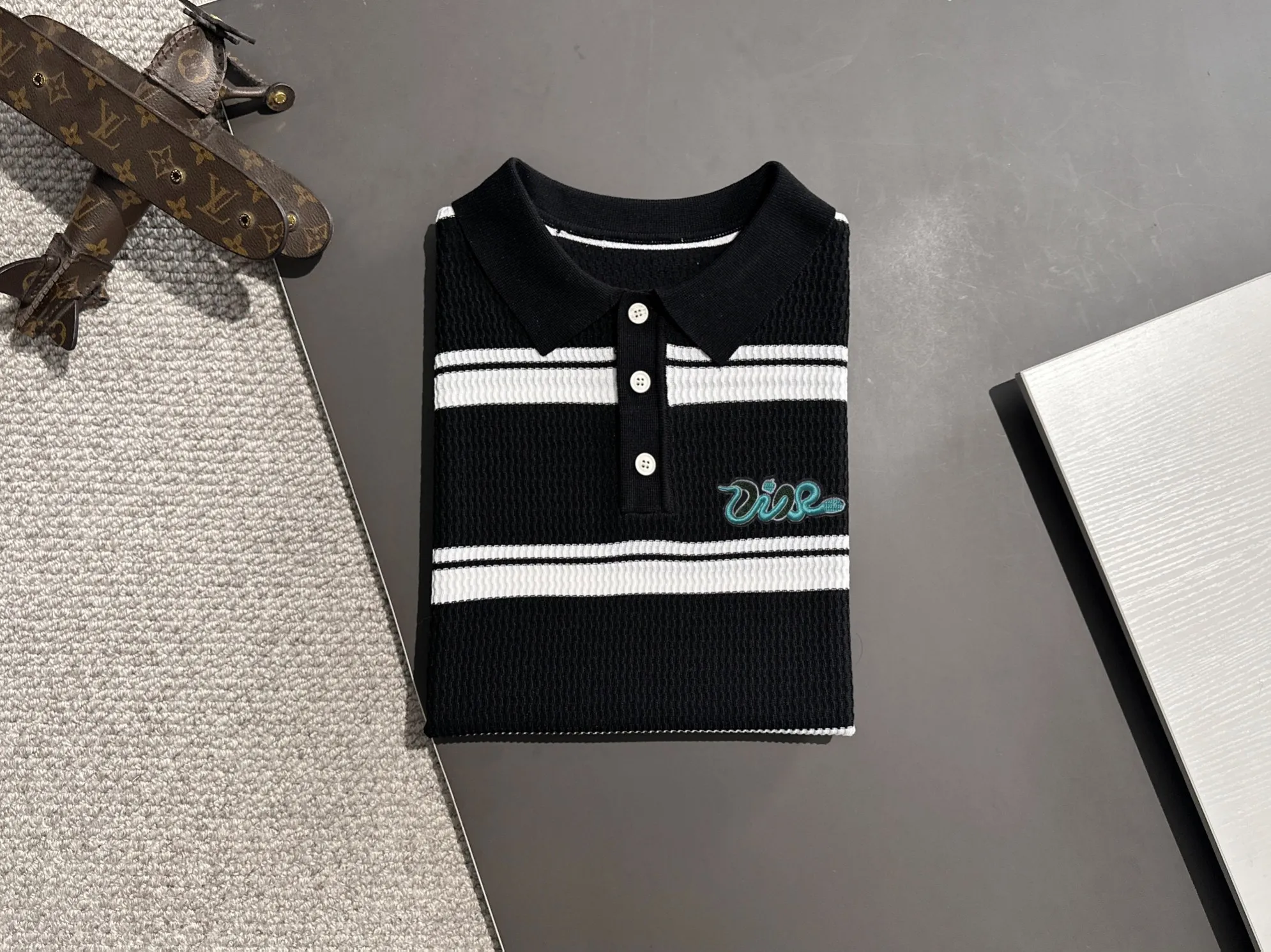🅿️320 shipped next day, high quality Dior 2025 spring and summer new men's lapel short-sleeved T-shirt. Made of combed cotton yarn knitted cotton fabric, pure cotton high-weight special yarn, it feels full when weighed, and the upper body is more textured than ordinary T-shirts. This texture can cope with the weather easily, suitable for both hot and cold! The pattern on the chest adopts three-dimensional embroidery technology, and is perfectly produced stitch by stitch with reference to the original version! Loose fit design, looks noble. Size: M to XXXL