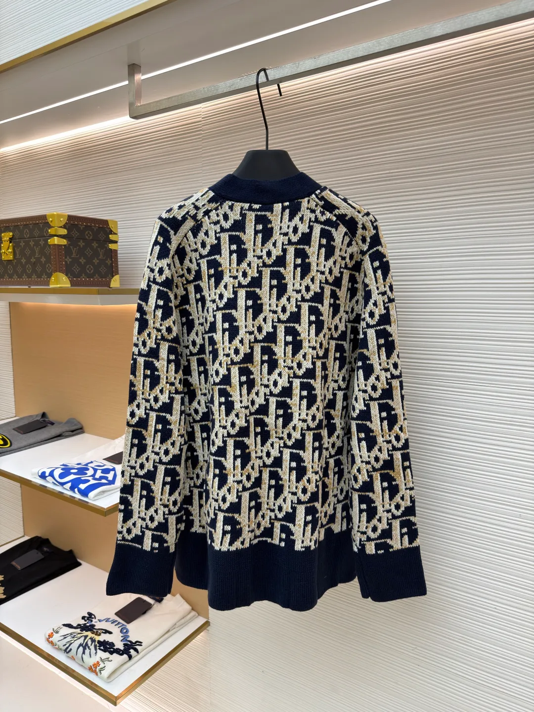 Dior presbyopic woolen cardigan ●Original version: 15,000 purchased and developed ●Item number: 1681288-B05 ●Fabric: wool blended fabric ●Technology: jacquard weaving ●Version: fitted version ●Weight: about 850 grams ●Size: S-M-L ●Description: The wool is custom-dyed with imported premium 100% wool yarn, and jacquard weaving is carried out using an imported 5-gauge wool loom. A single piece takes 190 minutes, and is woven at a parallel and even speed. The whole piece of clothing is clear. The drawings are drawn by experienced masters, and the pattern is positioned according to YB. Specific three-label washing. The overall wiring is straight and delicate. The fabric is comfortable and soft, and the color is consistent without color difference. It can be matched with the same style to create a fashionable look, and can be used in various occasions. Customized accessories, complete with three standards, same style for men and women!