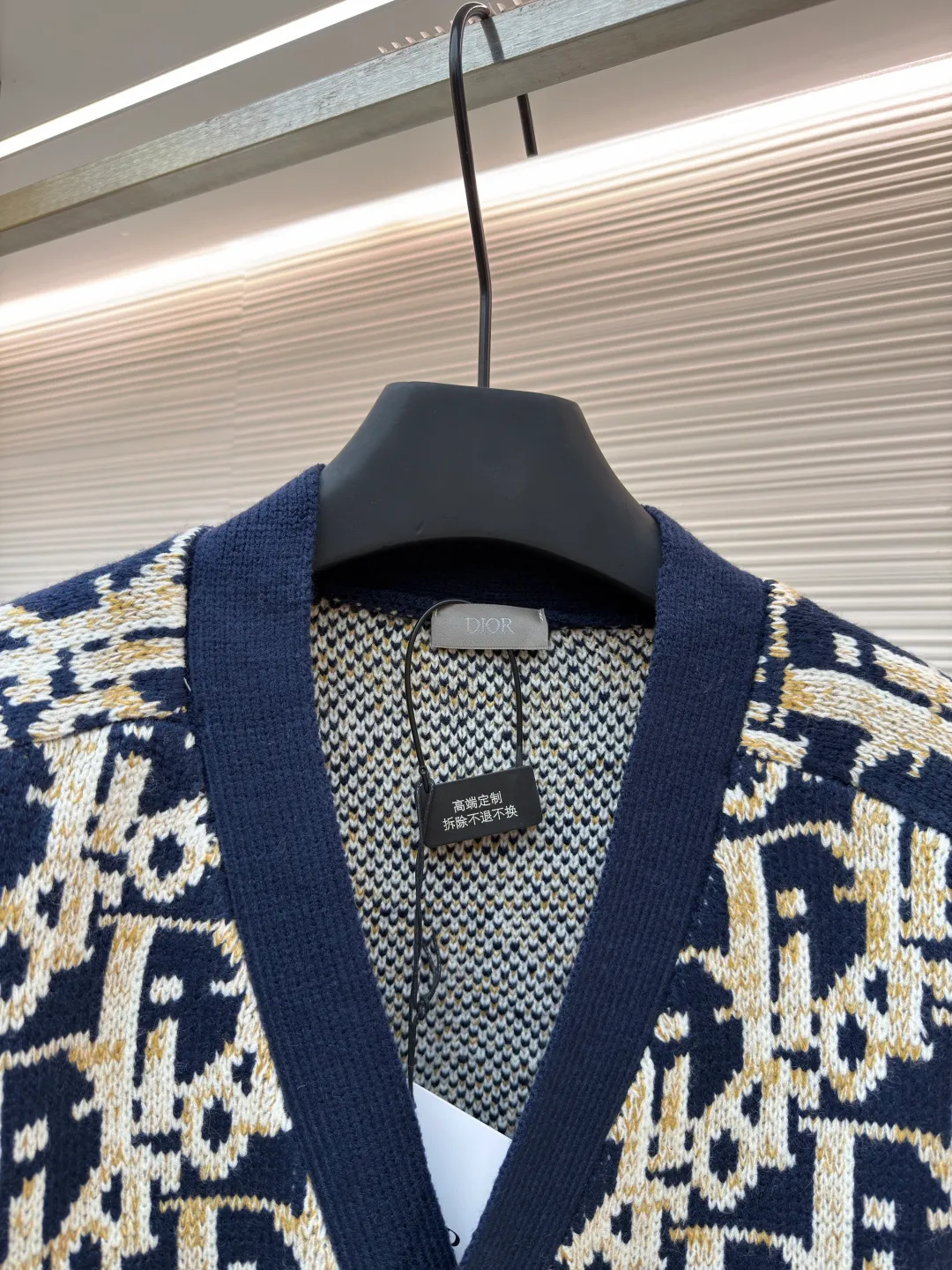 Dior presbyopic woolen cardigan ●Original version: 15,000 purchased and developed ●Item number: 1681288-B05 ●Fabric: wool blended fabric ●Technology: jacquard weaving ●Version: fitted version ●Weight: about 850 grams ●Size: S-M-L ●Description: The wool is custom-dyed with imported premium 100% wool yarn, and jacquard weaving is carried out using an imported 5-gauge wool loom. A single piece takes 190 minutes, and is woven at a parallel and even speed. The whole piece of clothing is clear. The drawings are drawn by experienced masters, and the pattern is positioned according to YB. Specific three-label washing. The overall wiring is straight and delicate. The fabric is comfortable and soft, and the color is consistent without color difference. It can be matched with the same style to create a fashionable look, and can be used in various occasions. Customized accessories, complete with three standards, same style for men and women!