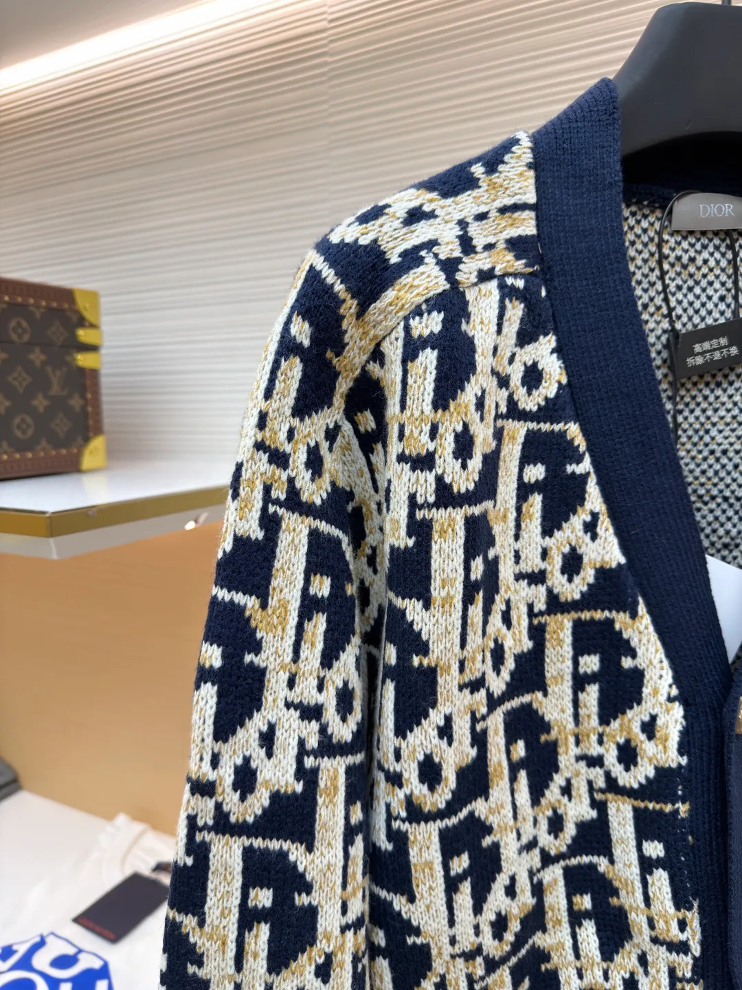 Dior presbyopic woolen cardigan ●Original version: 15,000 purchased and developed ●Item number: 1681288-B05 ●Fabric: wool blended fabric ●Technology: jacquard weaving ●Version: fitted version ●Weight: about 850 grams ●Size: S-M-L ●Description: The wool is custom-dyed with imported premium 100% wool yarn, and jacquard weaving is carried out using an imported 5-gauge wool loom. A single piece takes 190 minutes, and is woven at a parallel and even speed. The whole piece of clothing is clear. The drawings are drawn by experienced masters, and the pattern is positioned according to YB. Specific three-label washing. The overall wiring is straight and delicate. The fabric is comfortable and soft, and the color is consistent without color difference. It can be matched with the same style to create a fashionable look, and can be used in various occasions. Customized accessories, complete with three standards, same style for men and women!