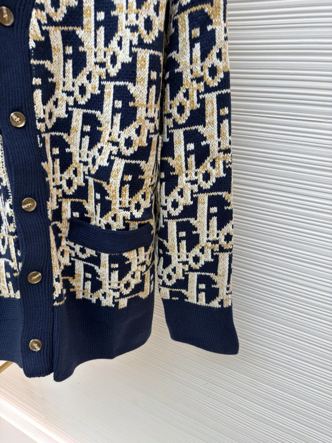 Dior presbyopic woolen cardigan ●Original version: 15,000 purchased and developed ●Item number: 1681288-B05 ●Fabric: wool blended fabric ●Technology: jacquard weaving ●Version: fitted version ●Weight: about 850 grams ●Size: S-M-L ●Description: The wool is custom-dyed with imported premium 100% wool yarn, and jacquard weaving is carried out using an imported 5-gauge wool loom. A single piece takes 190 minutes, and is woven at a parallel and even speed. The whole piece of clothing is clear. The drawings are drawn by experienced masters, and the pattern is positioned according to YB. Specific three-label washing. The overall wiring is straight and delicate. The fabric is comfortable and soft, and the color is consistent without color difference. It can be matched with the same style to create a fashionable look, and can be used in various occasions. Customized accessories, complete with three standards, same style for men and women!