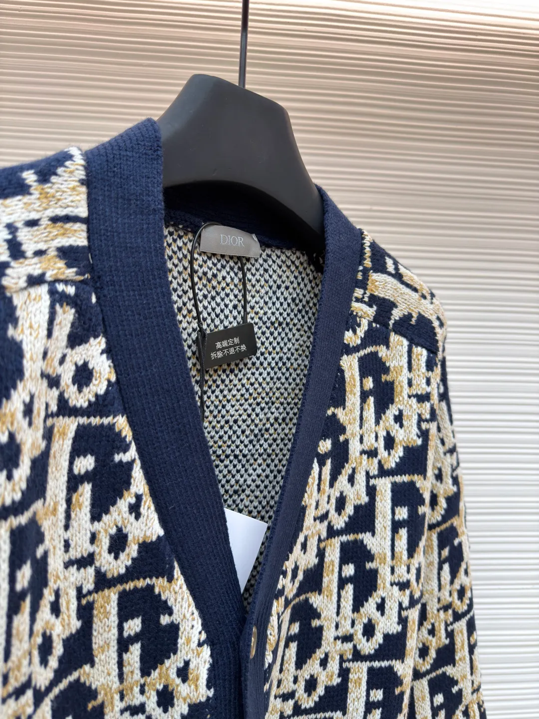 Dior presbyopic woolen cardigan ●Original version: 15,000 purchased and developed ●Item number: 1681288-B05 ●Fabric: wool blended fabric ●Technology: jacquard weaving ●Version: fitted version ●Weight: about 850 grams ●Size: S-M-L ●Description: The wool is custom-dyed with imported premium 100% wool yarn, and jacquard weaving is carried out using an imported 5-gauge wool loom. A single piece takes 190 minutes, and is woven at a parallel and even speed. The whole piece of clothing is clear. The drawings are drawn by experienced masters, and the pattern is positioned according to YB. Specific three-label washing. The overall wiring is straight and delicate. The fabric is comfortable and soft, and the color is consistent without color difference. It can be matched with the same style to create a fashionable look, and can be used in various occasions. Customized accessories, complete with three standards, same style for men and women!