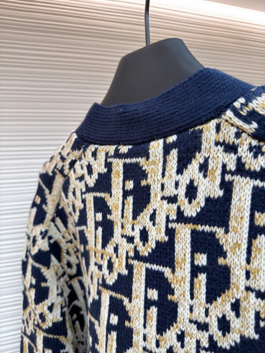 Dior presbyopic woolen cardigan ●Original version: 15,000 purchased and developed ●Item number: 1681288-B05 ●Fabric: wool blended fabric ●Technology: jacquard weaving ●Version: fitted version ●Weight: about 850 grams ●Size: S-M-L ●Description: The wool is custom-dyed with imported premium 100% wool yarn, and jacquard weaving is carried out using an imported 5-gauge wool loom. A single piece takes 190 minutes, and is woven at a parallel and even speed. The whole piece of clothing is clear. The drawings are drawn by experienced masters, and the pattern is positioned according to YB. Specific three-label washing. The overall wiring is straight and delicate. The fabric is comfortable and soft, and the color is consistent without color difference. It can be matched with the same style to create a fashionable look, and can be used in various occasions. Customized accessories, complete with three standards, same style for men and women!
