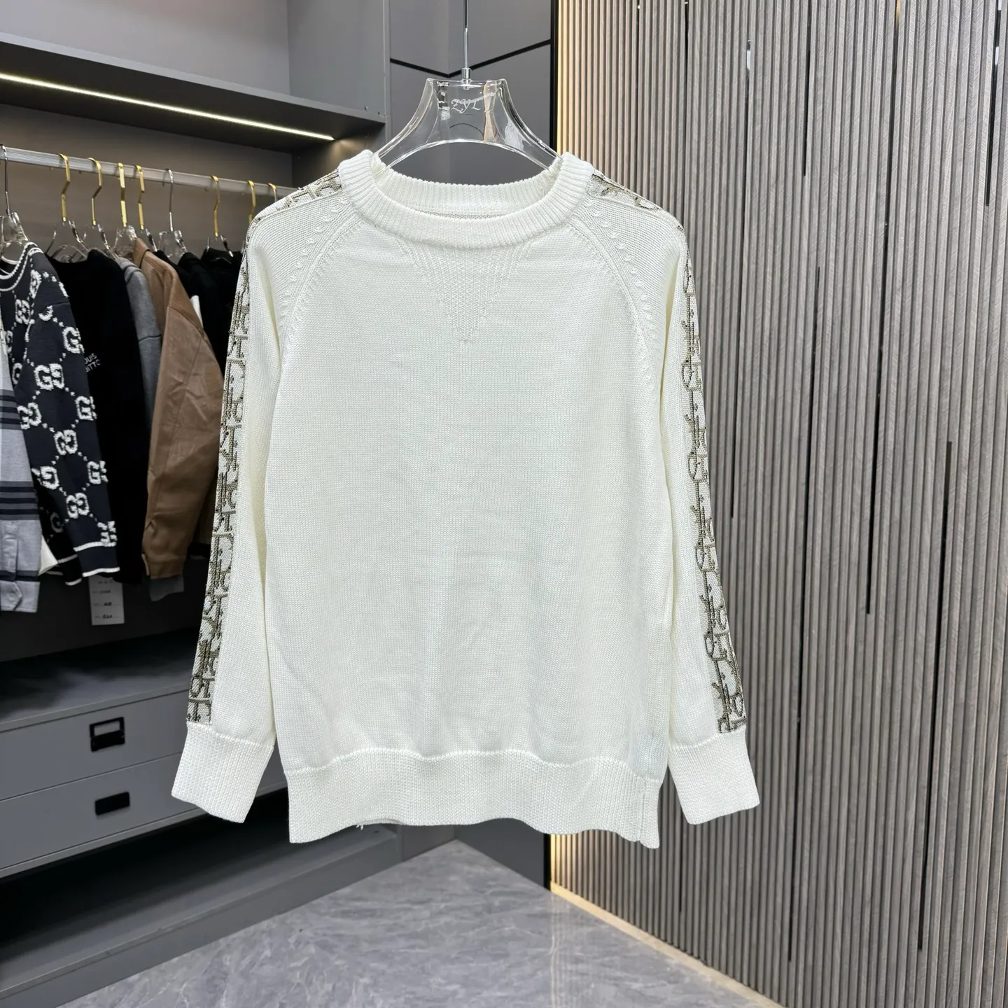🅿️270 CD Dior 25FW crew neck sweater. The fabric is made of top-quality cashmere yarn. The new autumn and winter Oblique jacquard knitted cashmere sweater adopts a double-sided wearable design and is made of high-quality cashmere material. After fine weaving process, it presents a soft and comfortable touch and excellent thermal insulation performance. The iconic Oblique jacquard pattern is perfectly presented through precision knitting technology. It can be worn on both sides, showing different style charms. The round neck design is simple and elegant, suitable for various matching occasions. Exquisite knitting technology ensures that the clothes are not easily deformed and remain crisp and long-lasting. The double-sided design concept reflects LV's perfect balance of practicality and fashion. Each sweater undergoes strict quality inspection to ensure that the quality meets the brand's consistently high standards. This knitted item combines warmth and style, making it an exquisite addition to your autumn and winter wardrobe. Size:M/L/XL/XXL