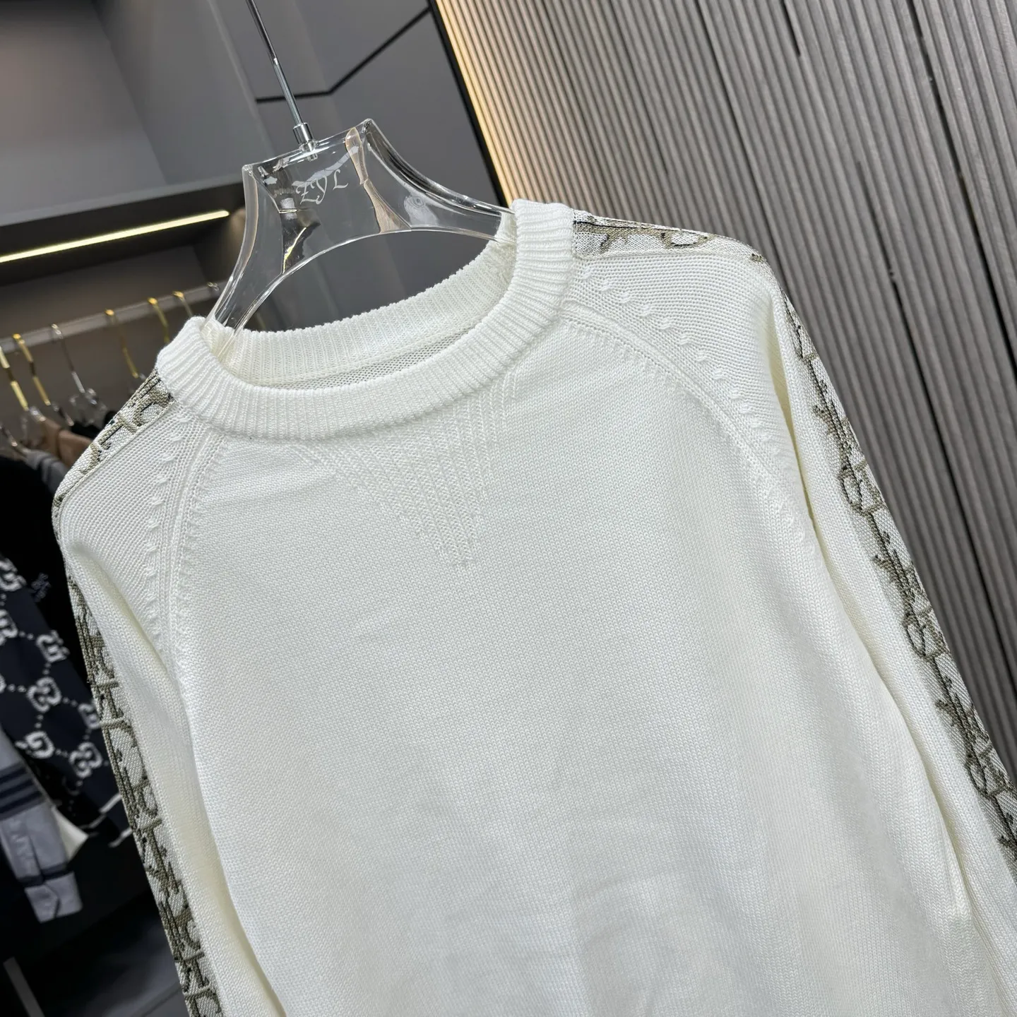 🅿️270 CD Dior 25FW crew neck sweater. The fabric is made of top-quality cashmere yarn. The new autumn and winter Oblique jacquard knitted cashmere sweater adopts a double-sided wearable design and is made of high-quality cashmere material. After fine weaving process, it presents a soft and comfortable touch and excellent thermal insulation performance. The iconic Oblique jacquard pattern is perfectly presented through precision knitting technology. It can be worn on both sides, showing different style charms. The round neck design is simple and elegant, suitable for various matching occasions. Exquisite knitting technology ensures that the clothes are not easily deformed and remain crisp and long-lasting. The double-sided design concept reflects LV's perfect balance of practicality and fashion. Each sweater undergoes strict quality inspection to ensure that the quality meets the brand's consistently high standards. This knitted item combines warmth and style, making it an exquisite addition to your autumn and winter wardrobe. Size:M/L/XL/XXL