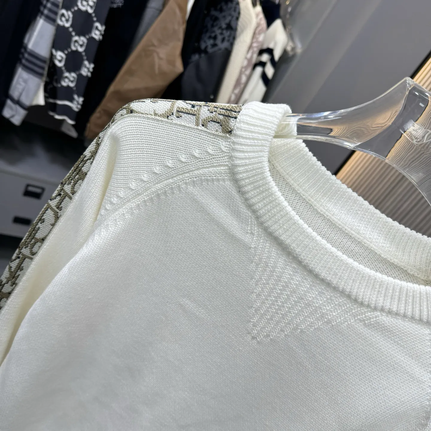 🅿️270 CD Dior 25FW crew neck sweater. The fabric is made of top-quality cashmere yarn. The new autumn and winter Oblique jacquard knitted cashmere sweater adopts a double-sided wearable design and is made of high-quality cashmere material. After fine weaving process, it presents a soft and comfortable touch and excellent thermal insulation performance. The iconic Oblique jacquard pattern is perfectly presented through precision knitting technology. It can be worn on both sides, showing different style charms. The round neck design is simple and elegant, suitable for various matching occasions. Exquisite knitting technology ensures that the clothes are not easily deformed and remain crisp and long-lasting. The double-sided design concept reflects LV's perfect balance of practicality and fashion. Each sweater undergoes strict quality inspection to ensure that the quality meets the brand's consistently high standards. This knitted item combines warmth and style, making it an exquisite addition to your autumn and winter wardrobe. Size:M/L/XL/XXL