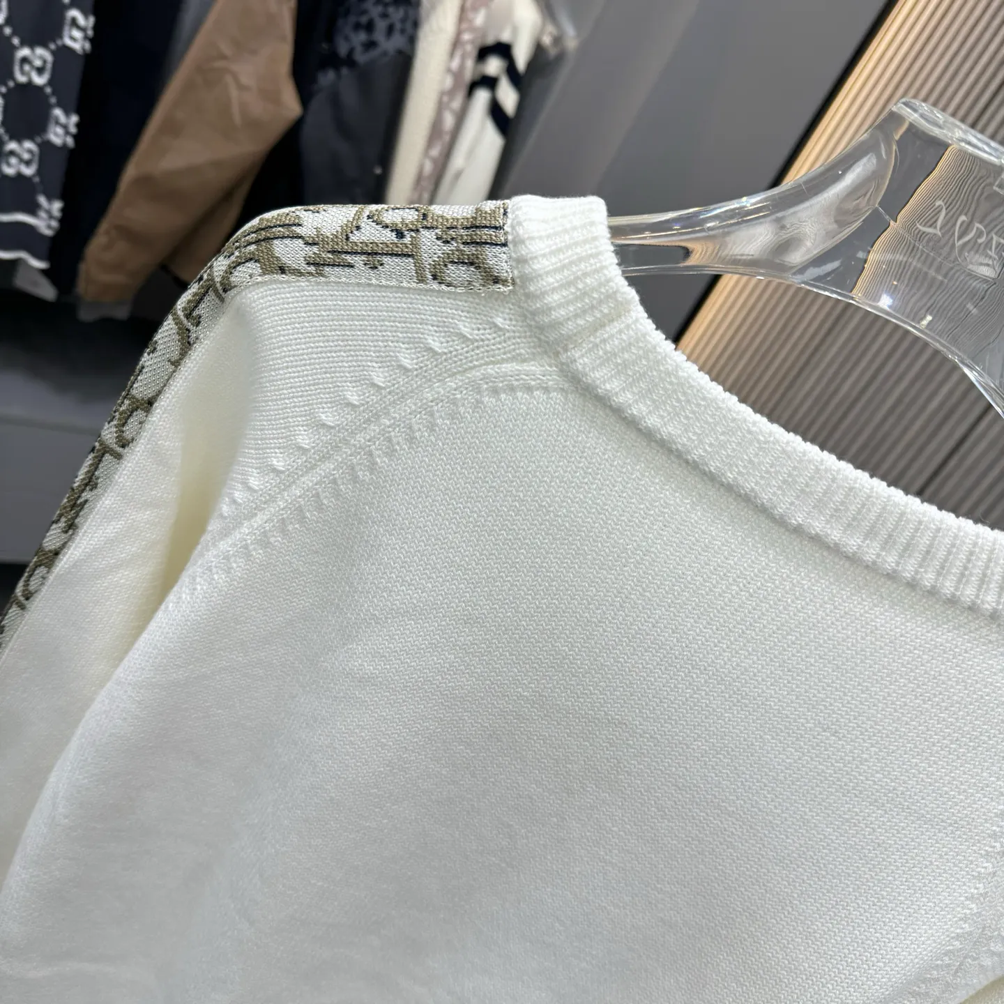🅿️270 CD Dior 25FW crew neck sweater. The fabric is made of top-quality cashmere yarn. The new autumn and winter Oblique jacquard knitted cashmere sweater adopts a double-sided wearable design and is made of high-quality cashmere material. After fine weaving process, it presents a soft and comfortable touch and excellent thermal insulation performance. The iconic Oblique jacquard pattern is perfectly presented through precision knitting technology. It can be worn on both sides, showing different style charms. The round neck design is simple and elegant, suitable for various matching occasions. Exquisite knitting technology ensures that the clothes are not easily deformed and remain crisp and long-lasting. The double-sided design concept reflects LV's perfect balance of practicality and fashion. Each sweater undergoes strict quality inspection to ensure that the quality meets the brand's consistently high standards. This knitted item combines warmth and style, making it an exquisite addition to your autumn and winter wardrobe. Size:M/L/XL/XXL