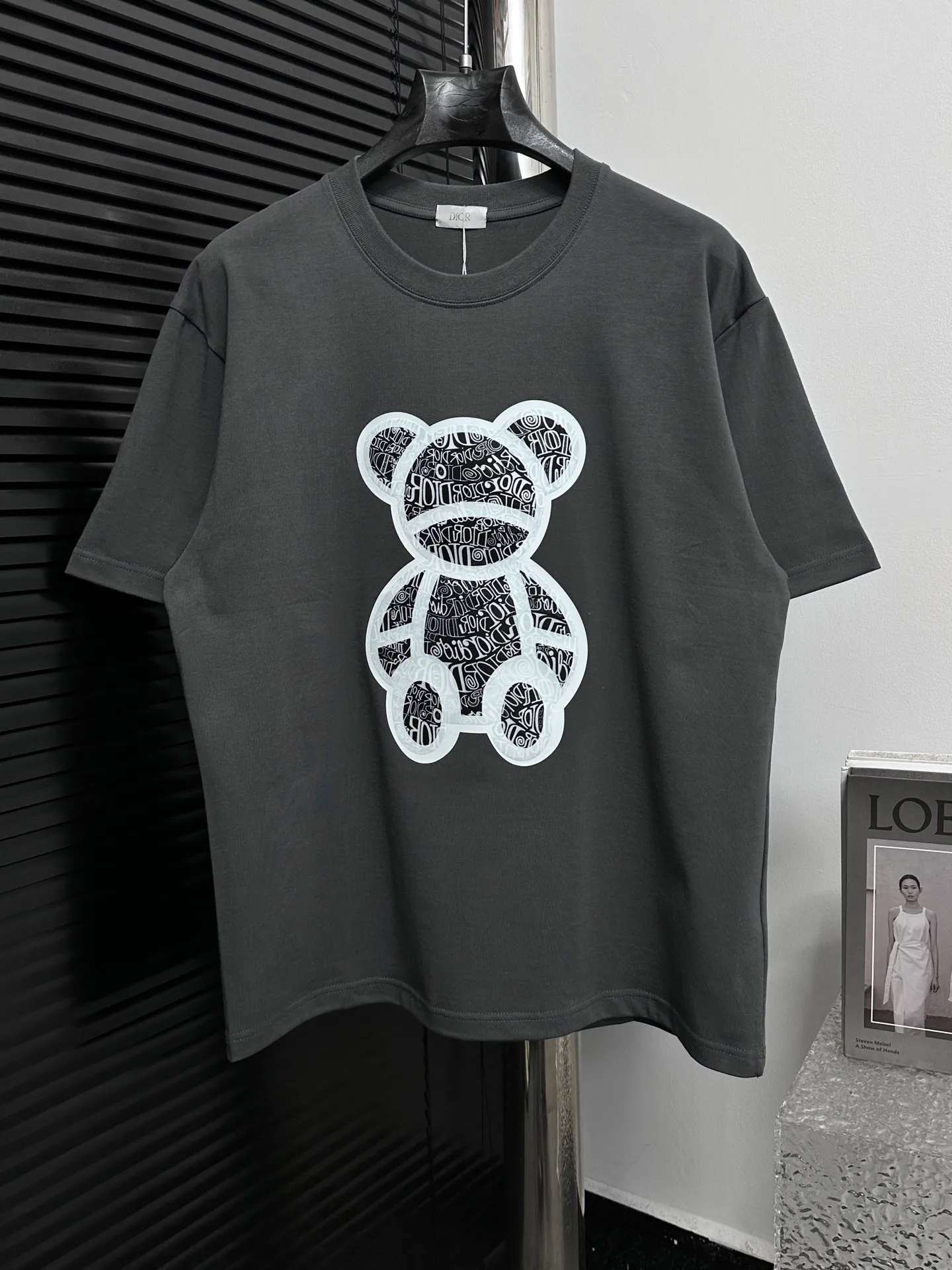 🅿️170 [Dior] Dior 25ss new bear short-sleeved custom 280g vat-dyed fabric feels very comfortable. The latest brick cabinet in spring and summer is fashionable and versatile. It is very suitable for both men and women. A must-have hangtag. Collar label. Washed wheat three labels are complete. Color: black white. Size: S-XL.