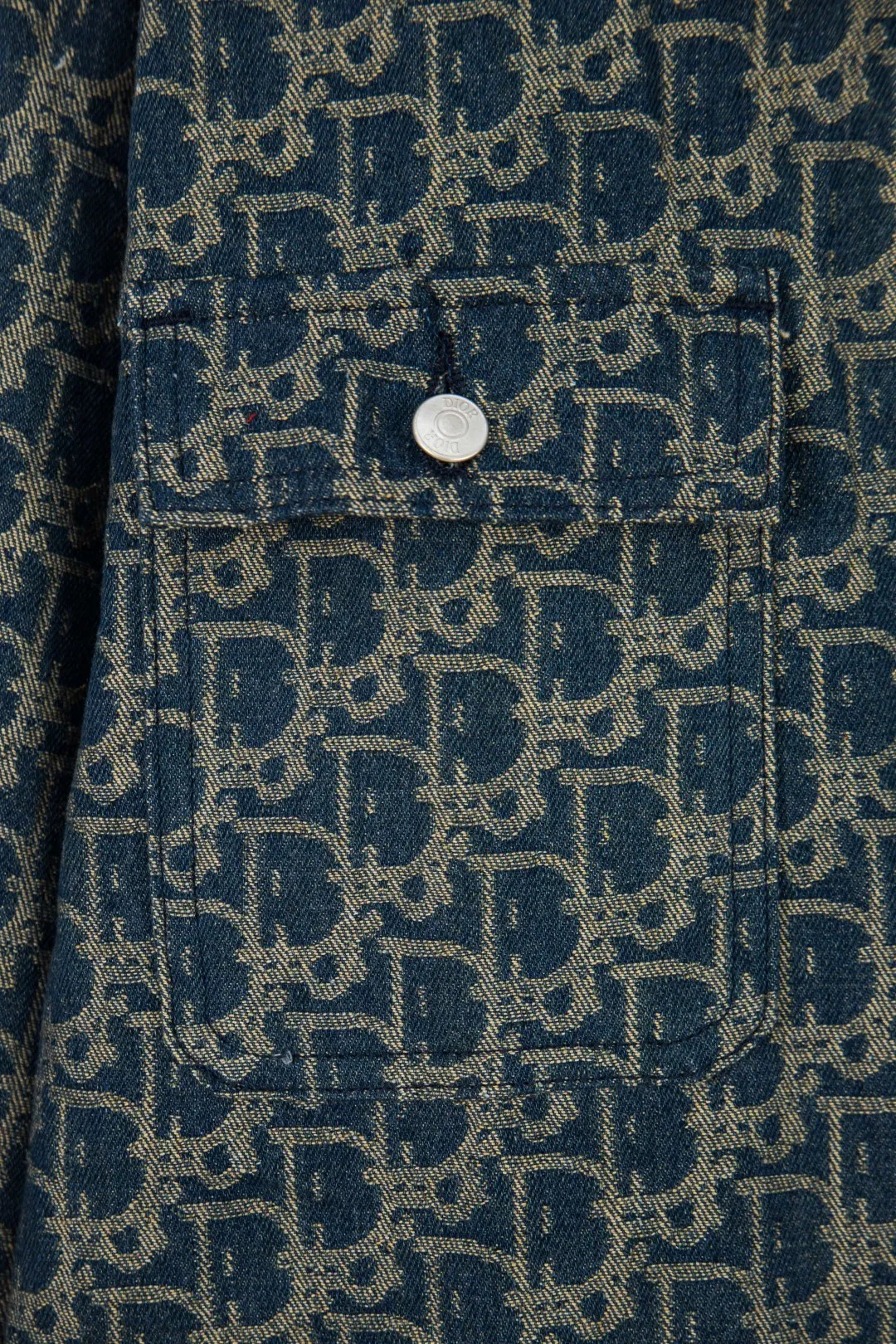🅿️330 New: Style number: B135 DIOR classic logo all-over jacquard retro washed denim couple casual jacket 1⃣️Customized all-over printed knitted jacquard silk fabric, all-over printed jacquard adopts thousands of needle embroidery technology to perfectly control every stitch and thread. Different from other versions in the market, the fabric adopts customized dyeing and ultra-high washed tie-dye technology, complex workmanship, very high-quality fabric! Precise and high-quality jacquard craftsmanship allows the logo and fabric to be integrated into one! 2⃣️After washing, the upper body is soft and comfortable, extremely delicate, and feels solid, smooth and soft. The fabric has the characteristics of being wrinkle-free and has an invincible feel. The details are handled perfectly! 3⃣️Fashionable and personalized, the style is fashionable, simple and elegant, and it is a very versatile jacket!    Same style for men and women Color: Picture color Size: S. M. L. XL