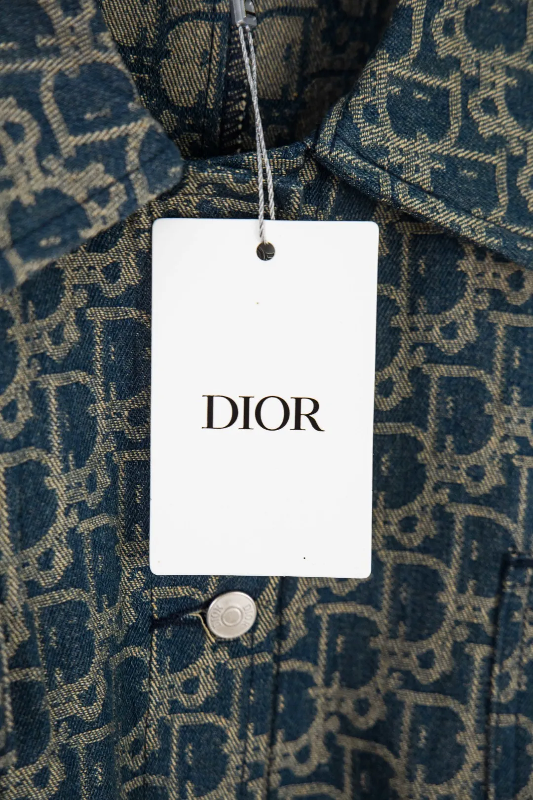 🅿️330 New: Style number: B135 DIOR classic logo all-over jacquard retro washed denim couple casual jacket 1⃣️Customized all-over printed knitted jacquard silk fabric, all-over printed jacquard adopts thousands of needle embroidery technology to perfectly control every stitch and thread. Different from other versions in the market, the fabric adopts customized dyeing and ultra-high washed tie-dye technology, complex workmanship, very high-quality fabric! Precise and high-quality jacquard craftsmanship allows the logo and fabric to be integrated into one! 2⃣️After washing, the upper body is soft and comfortable, extremely delicate, and feels solid, smooth and soft. The fabric has the characteristics of being wrinkle-free and has an invincible feel. The details are handled perfectly! 3⃣️Fashionable and personalized, the style is fashionable, simple and elegant, and it is a very versatile jacket!    Same style for men and women Color: Picture color Size: S. M. L. XL
