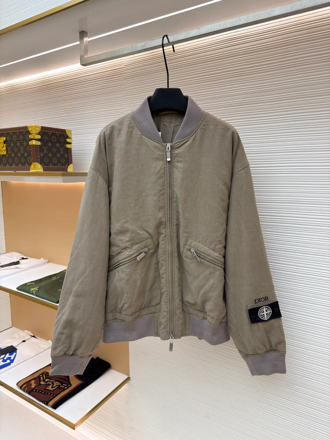 Dior Stone Island joint bomber cotton jacket ●Original version: 37000 purchased and developed ●Item number: 1681024-D60 ●Fabric: mulberry silk blended fabric ●Technology: embroidery production ●Version: fitted version ●Weight: about 820 grams ●Size: 44-46-48-50 ●Description: Custom-spun dyed yarn is made of mulberry silk blended material. (The lining and top fabric are the same color.) Customized bag cloth. Yibu 503# color. Customized 40g spray-glued cotton double-sided anti-velvet square plaid. Embroidery is processed by imported TAJIMA machine. (Large embroidered wadding on back sleeves) Customized wool thread (collar + hem + cuffs) Customized 5# Metal upper and lower pull-down matte Swiss (fly zipper + pocket zipper) with logo. Customized platinum engraved metal air holes. Customized four-button buckle on the inner pocket. Customized fabric knowledge mark 8×14cm. Customized 0.3cm cotton rope center front placket + bag lip. Made by a large factory, it is a test of workmanship. The upper body is comfortable and natural. The overall wiring is straight and delicate, the fabric is comfortable and soft, and the color is consistent without color difference. It can be matched with the same style to create a fashionable look and control various occasions. Customized accessories, complete with three standards, same style for men and women!