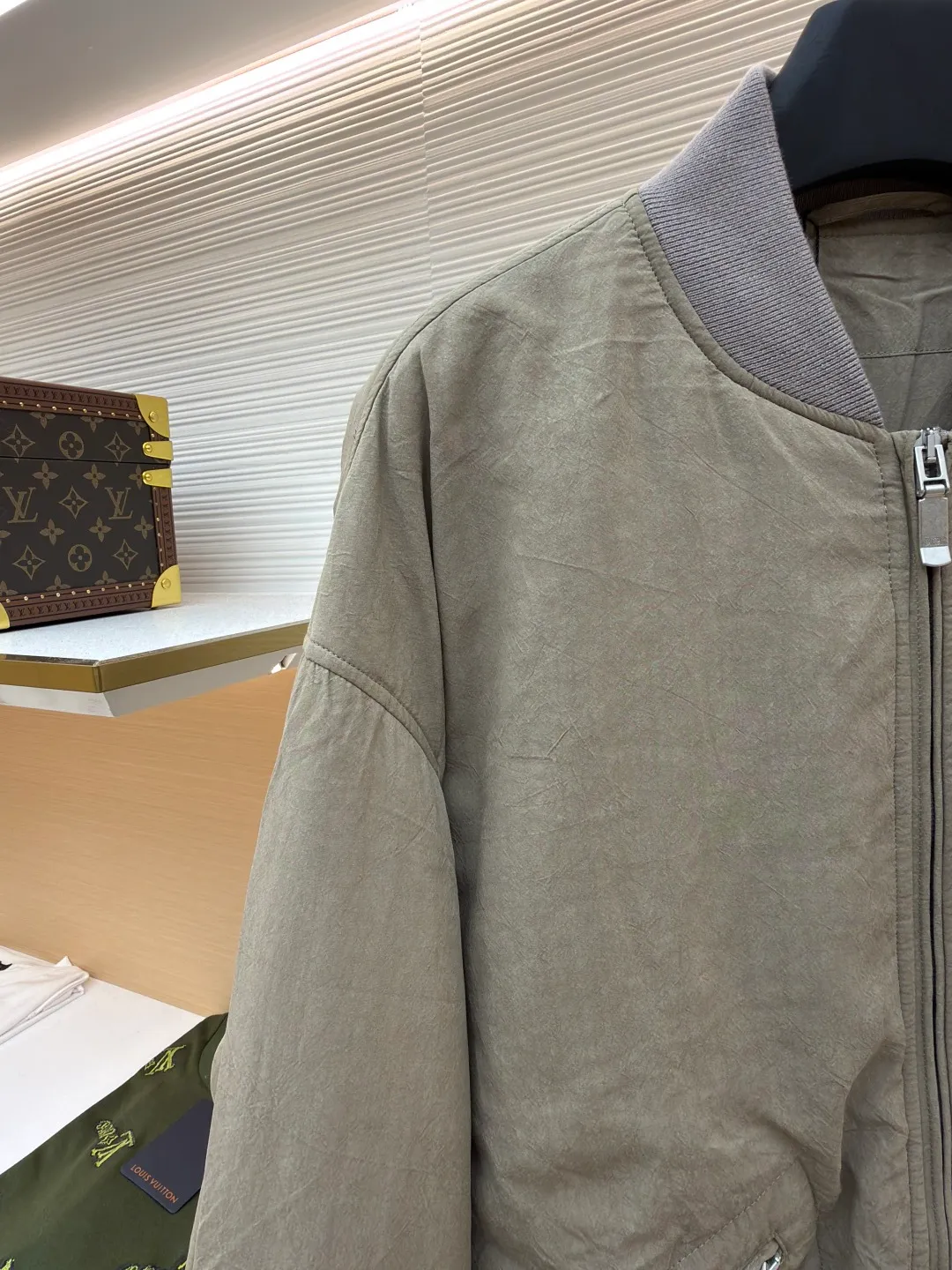 Dior Stone Island joint bomber cotton jacket ●Original version: 37000 purchased and developed ●Item number: 1681024-D60 ●Fabric: mulberry silk blended fabric ●Technology: embroidery production ●Version: fitted version ●Weight: about 820 grams ●Size: 44-46-48-50 ●Description: Custom-spun dyed yarn is made of mulberry silk blended material. (The lining and top fabric are the same color.) Customized bag cloth. Yibu 503# color. Customized 40g spray-glued cotton double-sided anti-velvet square plaid. Embroidery is processed by imported TAJIMA machine. (Large embroidered wadding on back sleeves) Customized wool thread (collar + hem + cuffs) Customized 5# Metal upper and lower pull-down matte Swiss (fly zipper + pocket zipper) with logo. Customized platinum engraved metal air holes. Customized four-button buckle on the inner pocket. Customized fabric knowledge mark 8×14cm. Customized 0.3cm cotton rope center front placket + bag lip. Made by a large factory, it is a test of workmanship. The upper body is comfortable and natural. The overall wiring is straight and delicate, the fabric is comfortable and soft, and the color is consistent without color difference. It can be matched with the same style to create a fashionable look and control various occasions. Customized accessories, complete with three standards, same style for men and women!