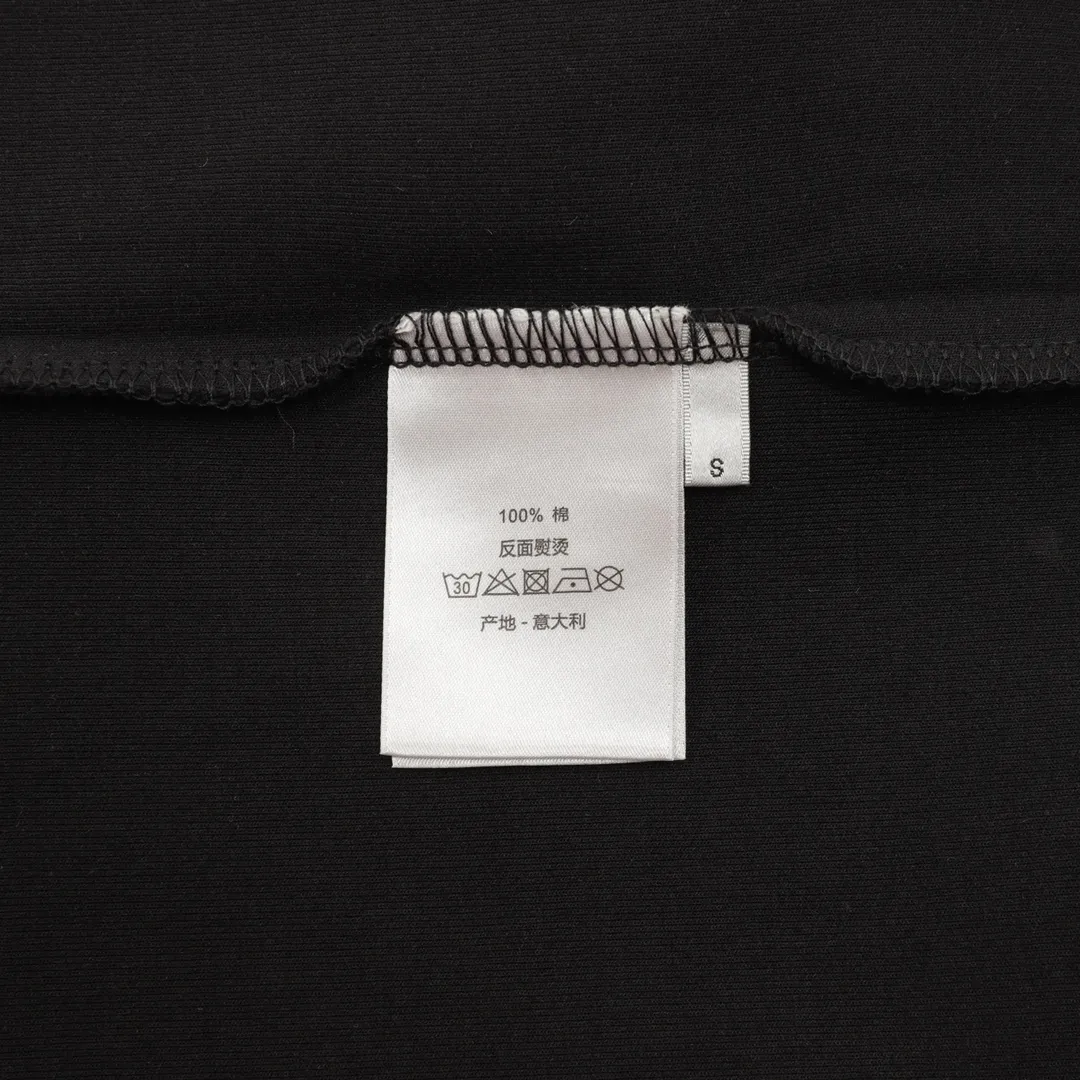 🅿️380 DIOR/Dior webbing embroidered lapel long-sleeved polo shirt is made of customized fabrics. DuPont Sorona material is added, which is skin-friendly, long-lasting antibacterial, anti-mite, and more washable. The cotton thread has been repeatedly processed to remove inferior coarse fibers and impurities, leaving only high-quality cotton fibers, making the fabric more advanced and classy. Environmentally friendly polishing enzyme technology gives the fabric a clean appearance and clear texture. Simple and exquisite! Full of sense of ceremony! Simple and luxurious, full of design! It gives people a simple but not boring feeling, creating a low-key and unique personalized fashion! Fine workmanship, compare with the counters! A highly recognizable long-sleeved style with great upper body effect!!! Super versatile! Same style for men and women. Size：S-L