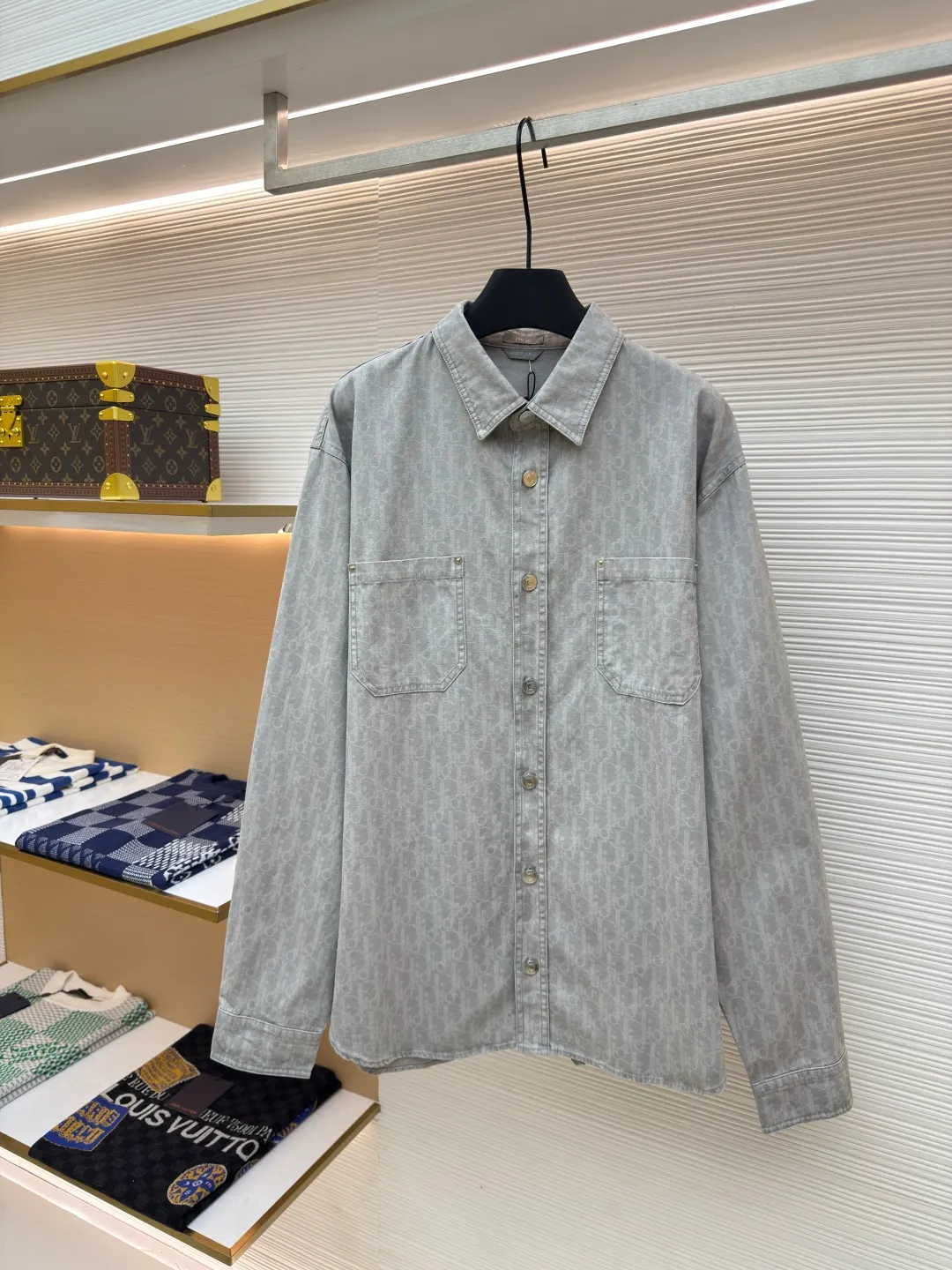 DIOR dark pattern all-over printed workwear denim jacket ●Authentic product: purchased and developed by 26789 ●Item number: 1680251-B50 ●Material: denim ●Technology: all-over printing ●Version: fitted version ●Weight: about 530g ●Size: 38-39-40-41 ●Description: Reinterpret workwear style with casual tailoring. Crafted from gray cotton denim, it's finished with the all-over classic Oblique print for an elegant look. The overall wiring is straight and delicate, the fabric is comfortable and soft, the color is consistent and there is no color difference, it can be matched with the same style to create a fashionable look, and can be used in various occasions, customized accessories, complete with three standards, the same style for men and women!