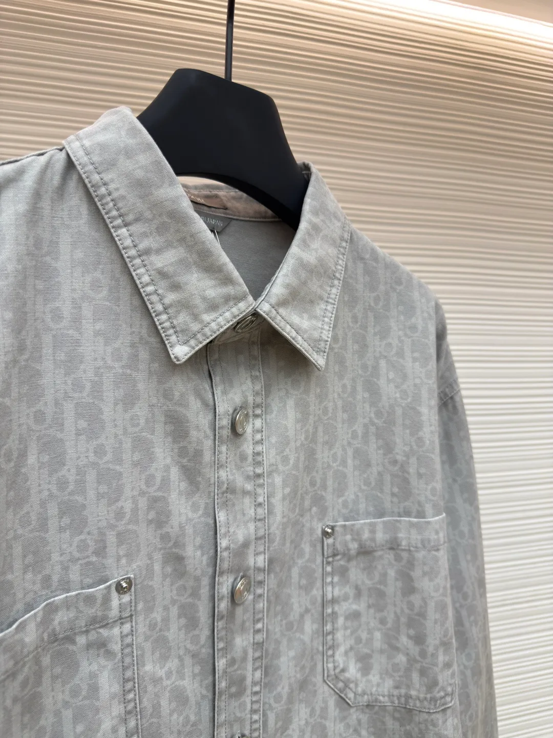DIOR dark pattern all-over printed workwear denim jacket ●Authentic product: purchased and developed by 26789 ●Item number: 1680251-B50 ●Material: denim ●Technology: all-over printing ●Version: fitted version ●Weight: about 530g ●Size: 38-39-40-41 ●Description: Reinterpret workwear style with casual tailoring. Crafted from gray cotton denim, it's finished with the all-over classic Oblique print for an elegant look. The overall wiring is straight and delicate, the fabric is comfortable and soft, the color is consistent and there is no color difference, it can be matched with the same style to create a fashionable look, and can be used in various occasions, customized accessories, complete with three standards, the same style for men and women!