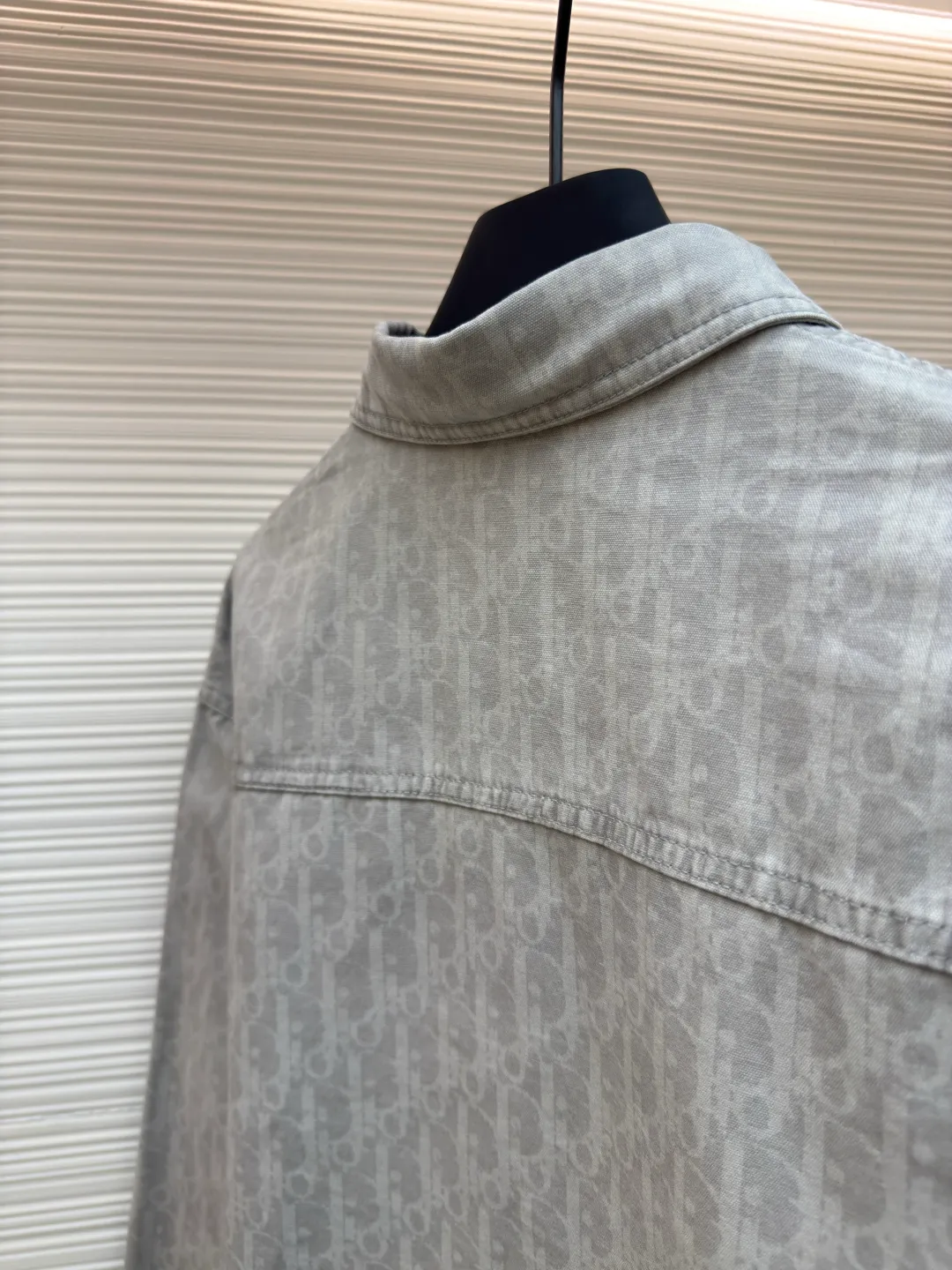 DIOR dark pattern all-over printed workwear denim jacket ●Authentic product: purchased and developed by 26789 ●Item number: 1680251-B50 ●Material: denim ●Technology: all-over printing ●Version: fitted version ●Weight: about 530g ●Size: 38-39-40-41 ●Description: Reinterpret workwear style with casual tailoring. Crafted from gray cotton denim, it's finished with the all-over classic Oblique print for an elegant look. The overall wiring is straight and delicate, the fabric is comfortable and soft, the color is consistent and there is no color difference, it can be matched with the same style to create a fashionable look, and can be used in various occasions, customized accessories, complete with three standards, the same style for men and women!