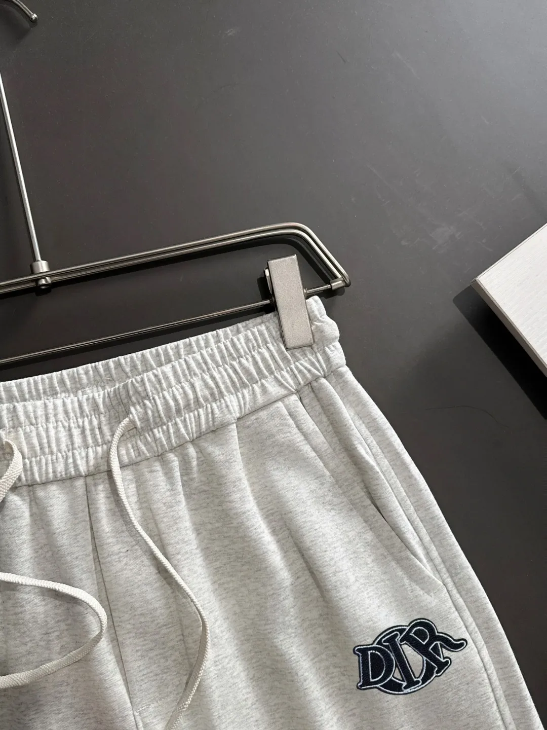 🅿️400 next day shipping Dior 2025 spring and summer new elastic band casual pants, thin counter custom fabrics, high breathability and comfort, impeccable details, brand element design concept, reflecting high quality. It feels delicate and soft! It presents a casual cut and the upper body shape is great! Size: M-4XL