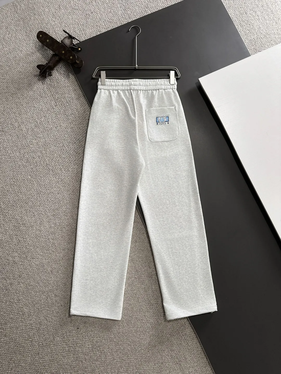 🅿️400 next day shipping Dior 2025 spring and summer new elastic band casual pants, thin counter custom fabrics, high breathability and comfort, impeccable details, brand element design concept, reflecting high quality. It feels delicate and soft! It presents a casual cut and the upper body shape is great! Size: M-4XL