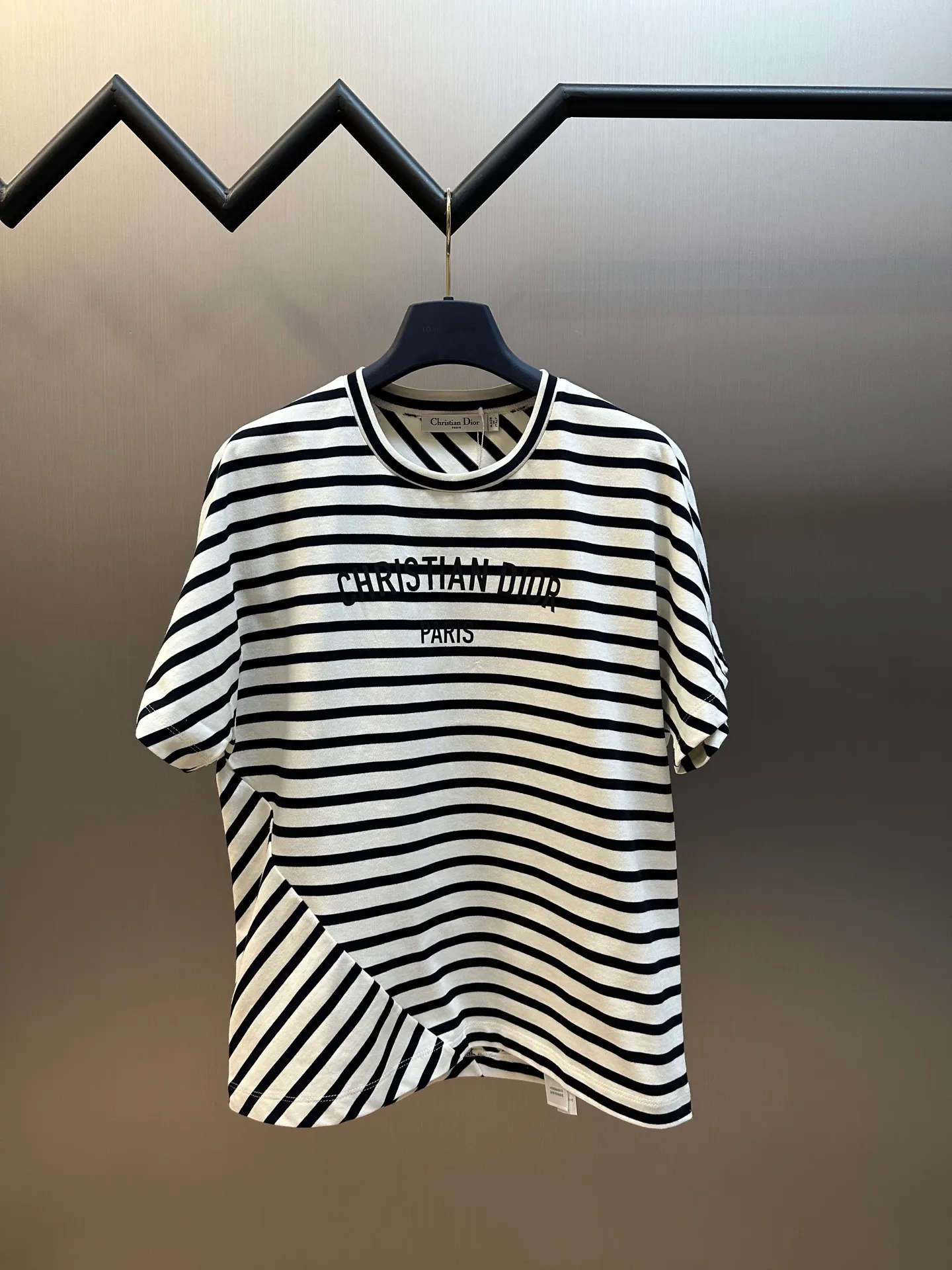 🅿️350 Dior Irregular Striped Short Sleeve Made of navy blue and white cotton jersey, this T-shirt is decorated with a deconstructed effect D-Stripes pattern, giving an origami effect to the fashionable look. Crafted from navy and white cotton-jersey, it features the Christian Dior Paris signature on the front. The wide-mouthed, short-sleeved design adds sophistication and enhances any look year-round.  size：s m l