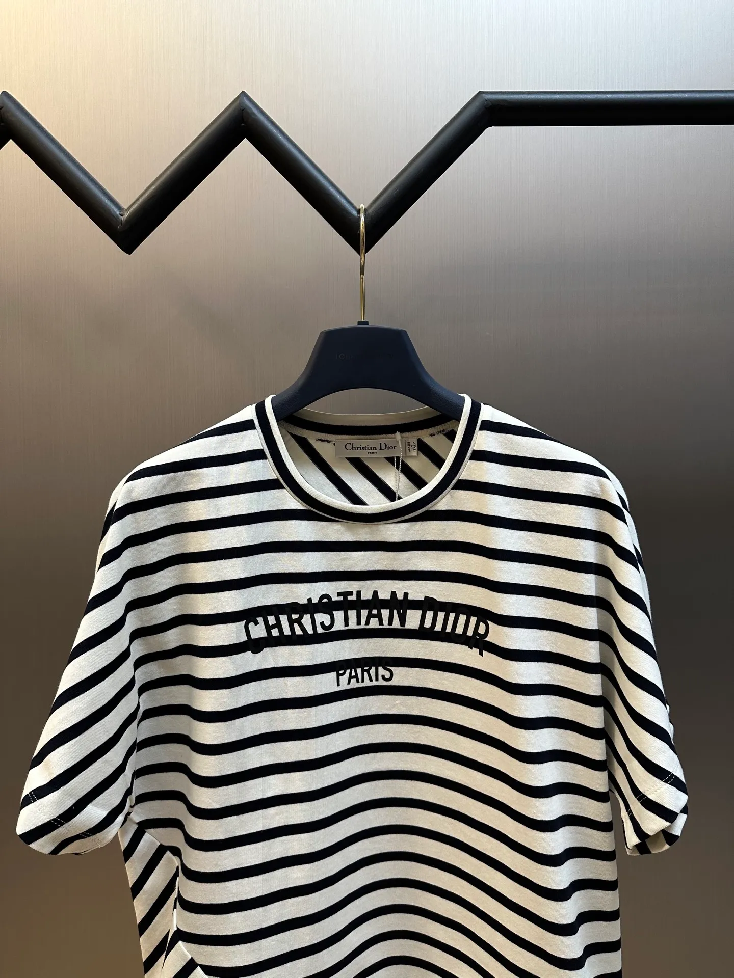 🅿️350 Dior Irregular Striped Short Sleeve Made of navy blue and white cotton jersey, this T-shirt is decorated with a deconstructed effect D-Stripes pattern, giving an origami effect to the fashionable look. Crafted from navy and white cotton-jersey, it features the Christian Dior Paris signature on the front. The wide-mouthed, short-sleeved design adds sophistication and enhances any look year-round.  size：s m l