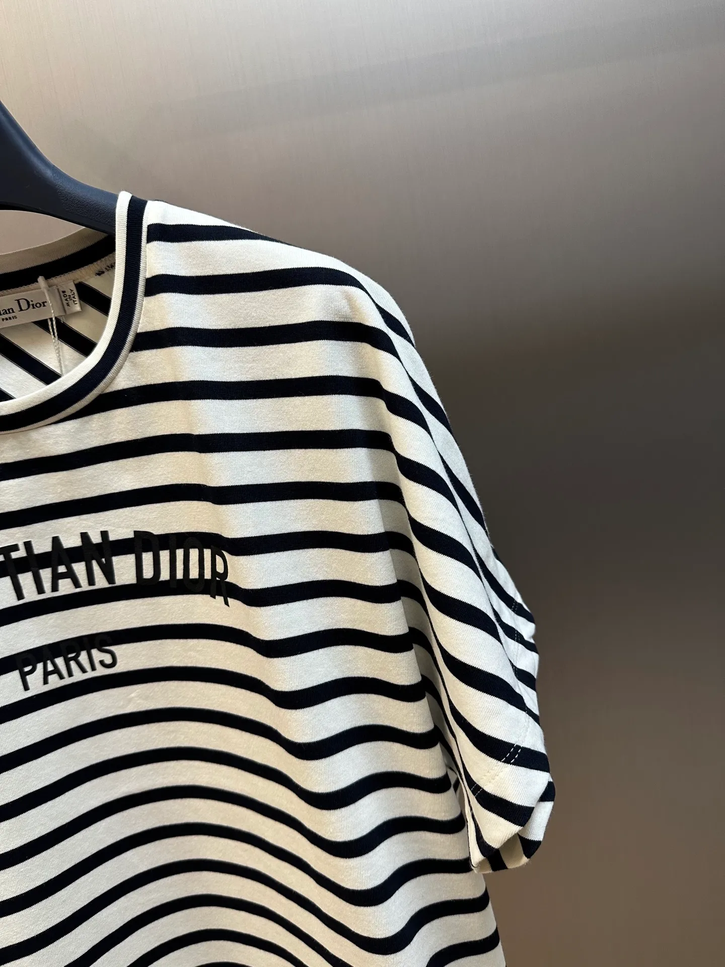 🅿️350 Dior Irregular Striped Short Sleeve Made of navy blue and white cotton jersey, this T-shirt is decorated with a deconstructed effect D-Stripes pattern, giving an origami effect to the fashionable look. Crafted from navy and white cotton-jersey, it features the Christian Dior Paris signature on the front. The wide-mouthed, short-sleeved design adds sophistication and enhances any look year-round.  size：s m l