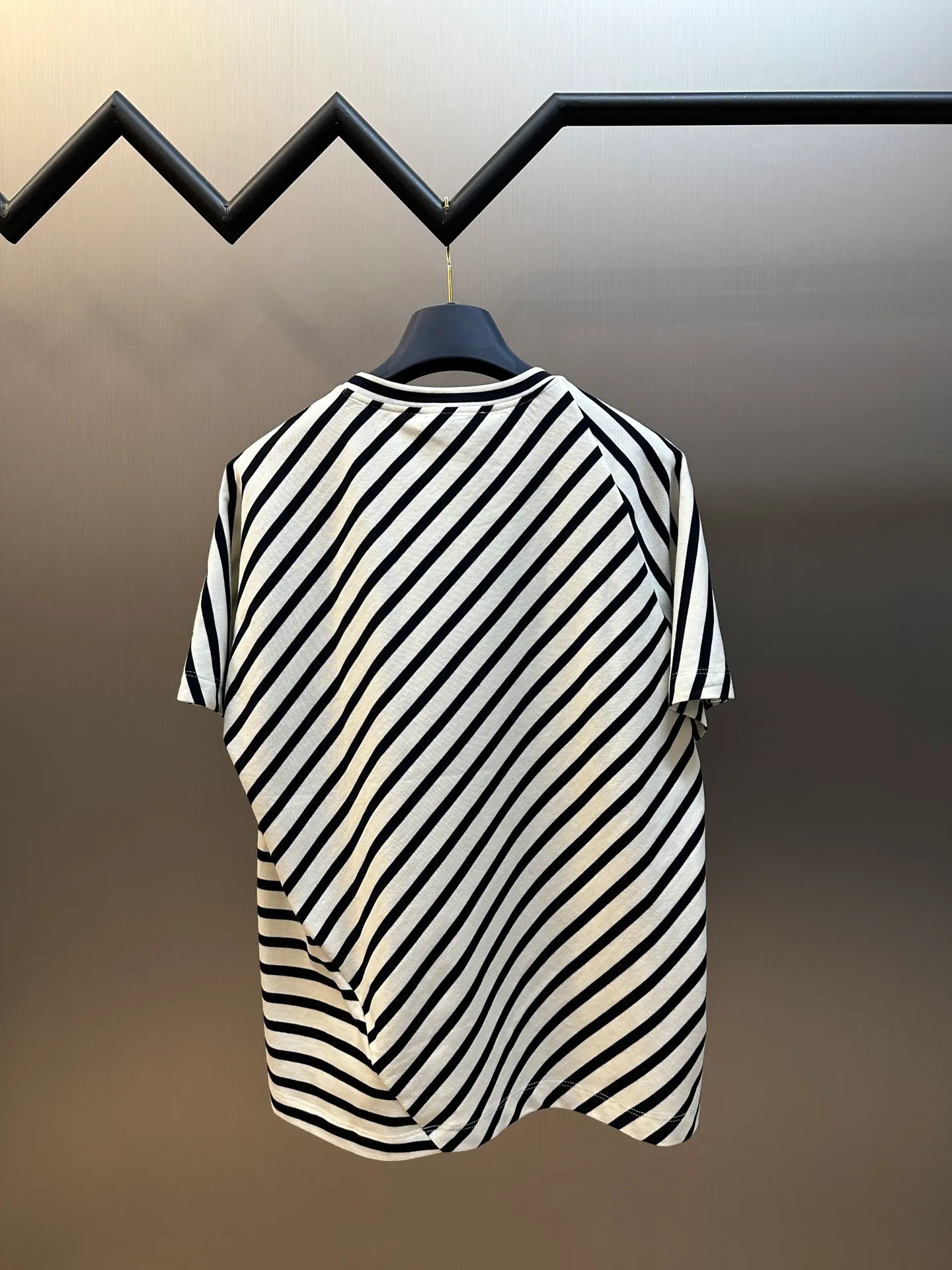 🅿️350 Dior Irregular Striped Short Sleeve Made of navy blue and white cotton jersey, this T-shirt is decorated with a deconstructed effect D-Stripes pattern, giving an origami effect to the fashionable look. Crafted from navy and white cotton-jersey, it features the Christian Dior Paris signature on the front. The wide-mouthed, short-sleeved design adds sophistication and enhances any look year-round.  size：s m l