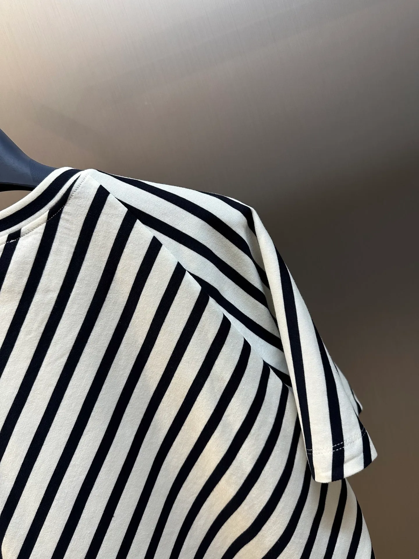 🅿️350 Dior Irregular Striped Short Sleeve Made of navy blue and white cotton jersey, this T-shirt is decorated with a deconstructed effect D-Stripes pattern, giving an origami effect to the fashionable look. Crafted from navy and white cotton-jersey, it features the Christian Dior Paris signature on the front. The wide-mouthed, short-sleeved design adds sophistication and enhances any look year-round.  size：s m l