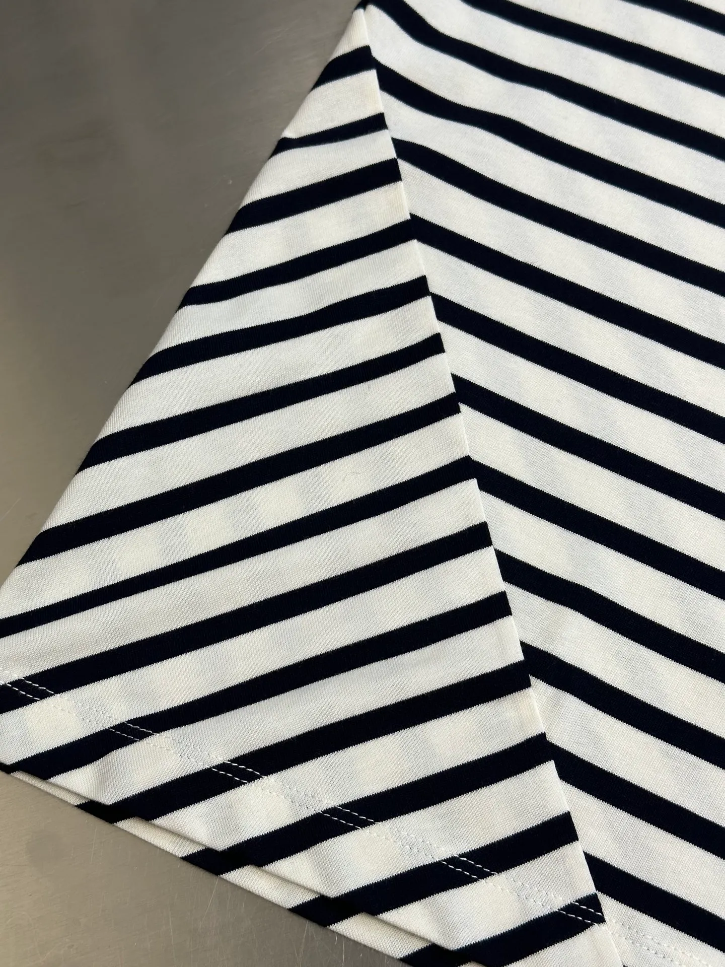 🅿️350 Dior Irregular Striped Short Sleeve Made of navy blue and white cotton jersey, this T-shirt is decorated with a deconstructed effect D-Stripes pattern, giving an origami effect to the fashionable look. Crafted from navy and white cotton-jersey, it features the Christian Dior Paris signature on the front. The wide-mouthed, short-sleeved design adds sophistication and enhances any look year-round.  size：s m l