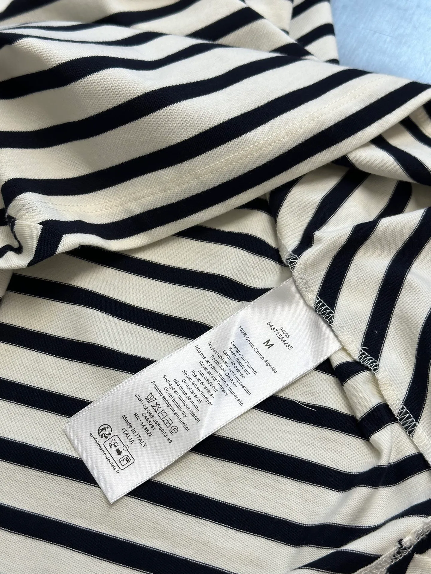 🅿️350 Dior Irregular Striped Short Sleeve Made of navy blue and white cotton jersey, this T-shirt is decorated with a deconstructed effect D-Stripes pattern, giving an origami effect to the fashionable look. Crafted from navy and white cotton-jersey, it features the Christian Dior Paris signature on the front. The wide-mouthed, short-sleeved design adds sophistication and enhances any look year-round.  size：s m l