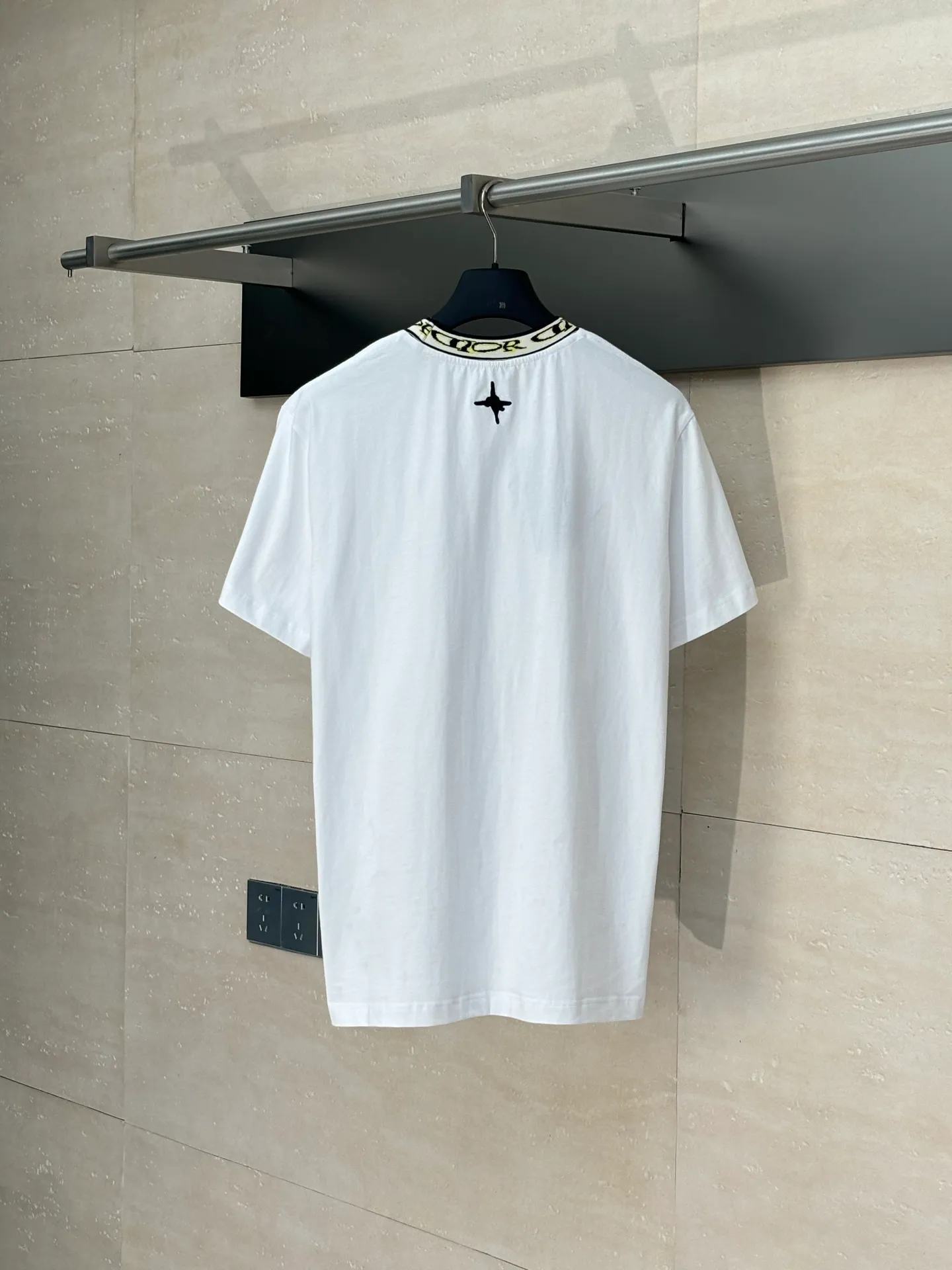 🅿️250 Dio*/Dior 25SS new joint jacquard rib collar short-sleeved T-shirt is carefully made of white cotton jersey fabric. The ribbed neckline is decorated with the joint series logo, reinterpreting the logo in a graphic style. Can be worn with this joint series to create a sophisticated look.  Size：S/M/L/XL