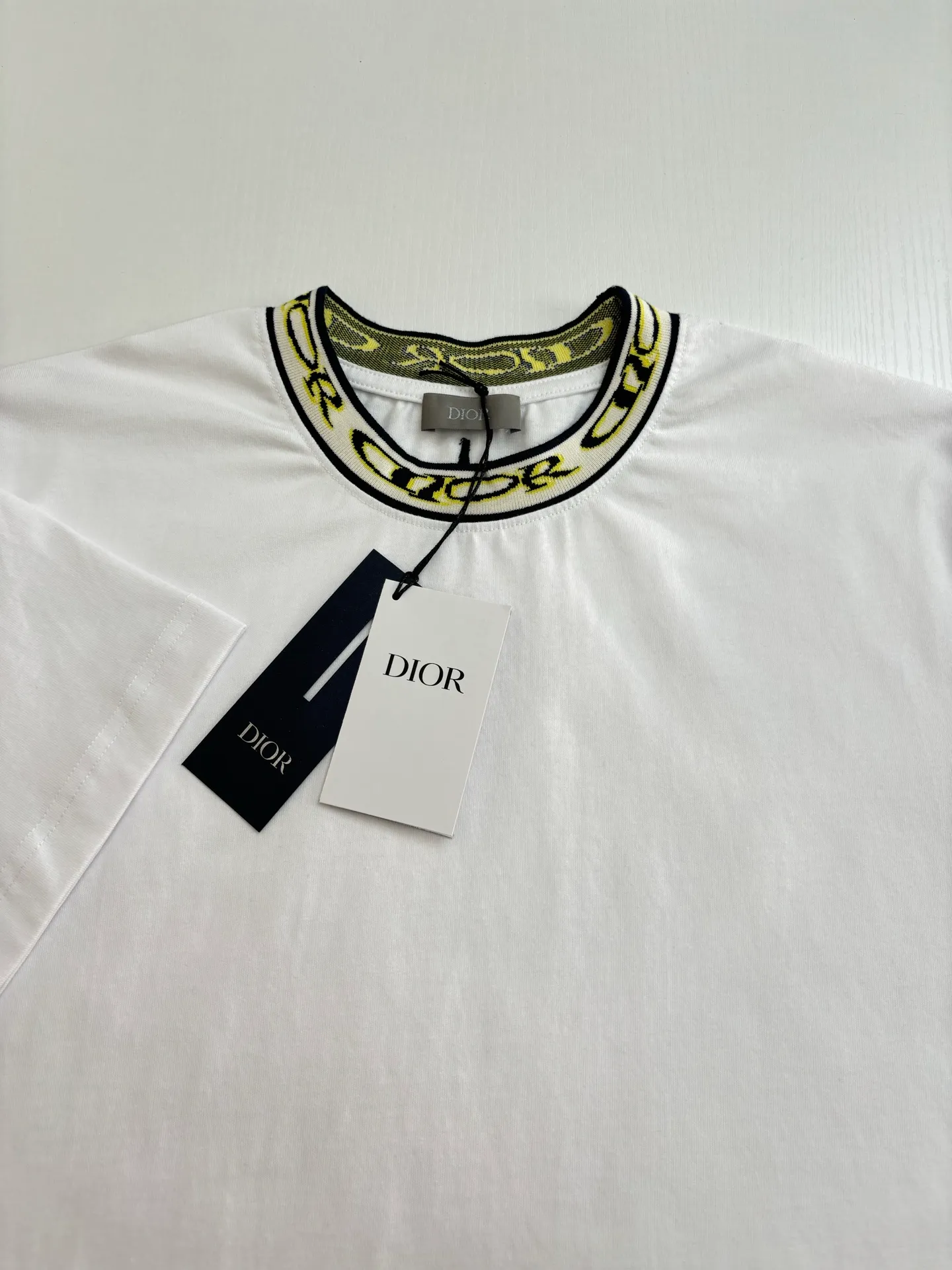 🅿️250 Dio*/Dior 25SS new joint jacquard rib collar short-sleeved T-shirt is carefully made of white cotton jersey fabric. The ribbed neckline is decorated with the joint series logo, reinterpreting the logo in a graphic style. Can be worn with this joint series to create a sophisticated look.  Size：S/M/L/XL