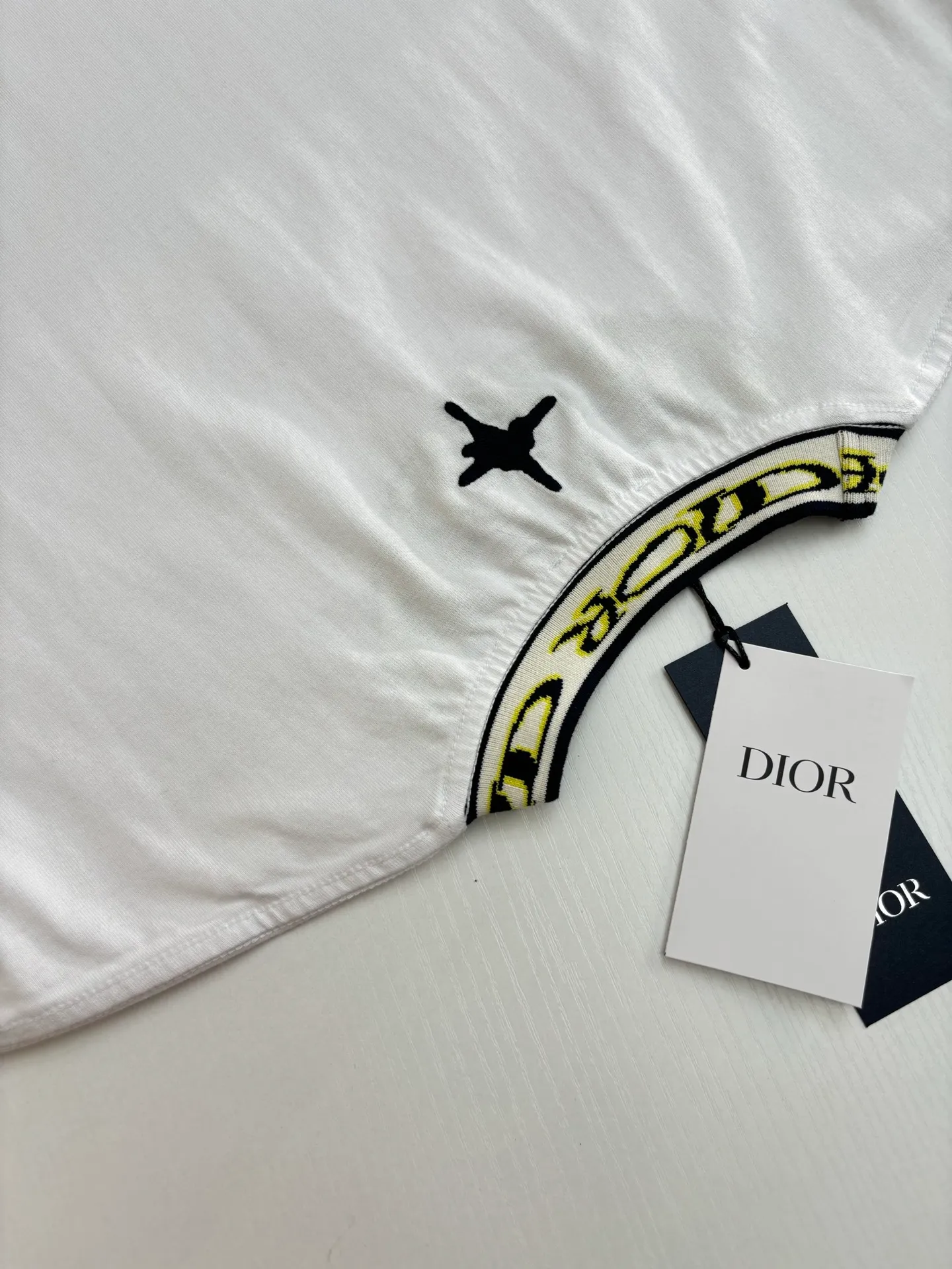 🅿️250 Dio*/Dior 25SS new joint jacquard rib collar short-sleeved T-shirt is carefully made of white cotton jersey fabric. The ribbed neckline is decorated with the joint series logo, reinterpreting the logo in a graphic style. Can be worn with this joint series to create a sophisticated look.  Size：S/M/L/XL