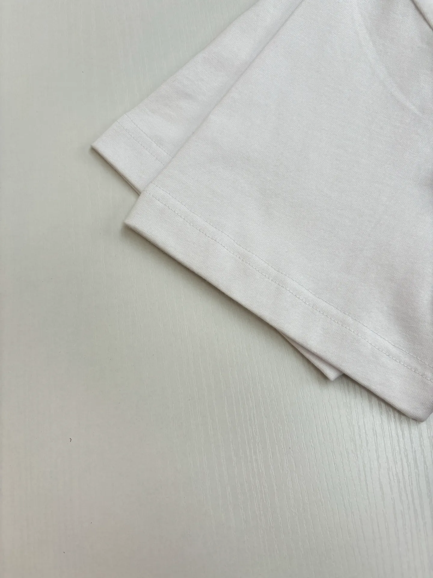 🅿️250 Dio*/Dior 25SS new joint jacquard rib collar short-sleeved T-shirt is carefully made of white cotton jersey fabric. The ribbed neckline is decorated with the joint series logo, reinterpreting the logo in a graphic style. Can be worn with this joint series to create a sophisticated look.  Size：S/M/L/XL