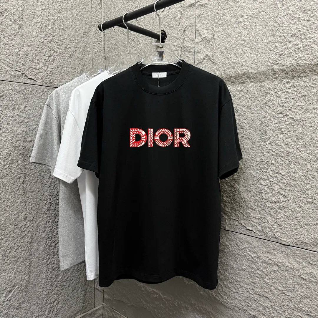 🅿️190 Dio* Dior 2025 spring and summer new style Classic letter flocking technology + three-dimensional silicone Simple and elegant Customized double yarn plain cotton fabric Short-sleeved T-shirt Unisex Color: Black White Size: S (90-130 catties) M (120-150 catties) L (140-165 catties) XL (160-180 catties) XXL (180-210 pounds)