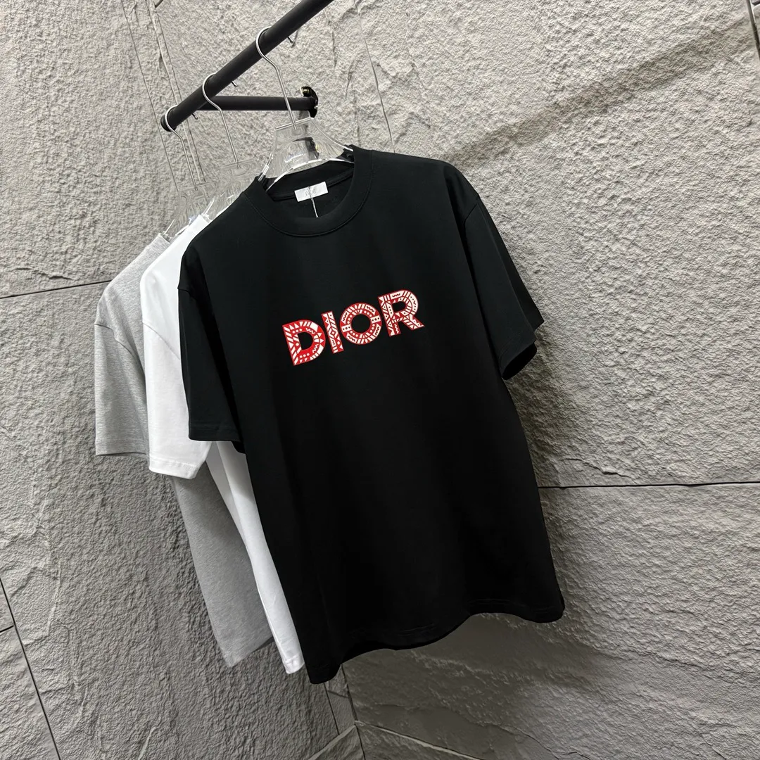 🅿️190 Dio* Dior 2025 spring and summer new style Classic letter flocking technology + three-dimensional silicone Simple and elegant Customized double yarn plain cotton fabric Short-sleeved T-shirt Unisex Color: Black White Size: S (90-130 catties) M (120-150 catties) L (140-165 catties) XL (160-180 catties) XXL (180-210 pounds)