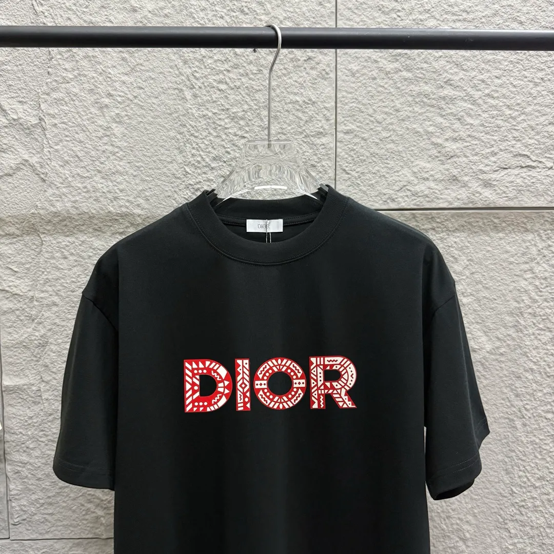 🅿️190 Dio* Dior 2025 spring and summer new style Classic letter flocking technology + three-dimensional silicone Simple and elegant Customized double yarn plain cotton fabric Short-sleeved T-shirt Unisex Color: Black White Size: S (90-130 catties) M (120-150 catties) L (140-165 catties) XL (160-180 catties) XXL (180-210 pounds)